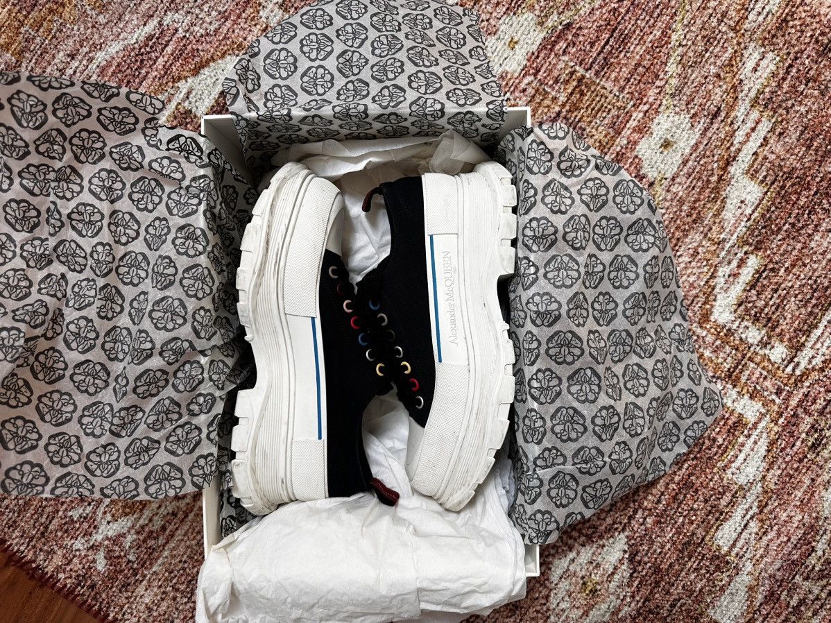 Alexander McQueen Men Alexander McQueen White Black Blue Tread Slick Sneaker Size US 11 / EU 44 - 2 Thumbnail