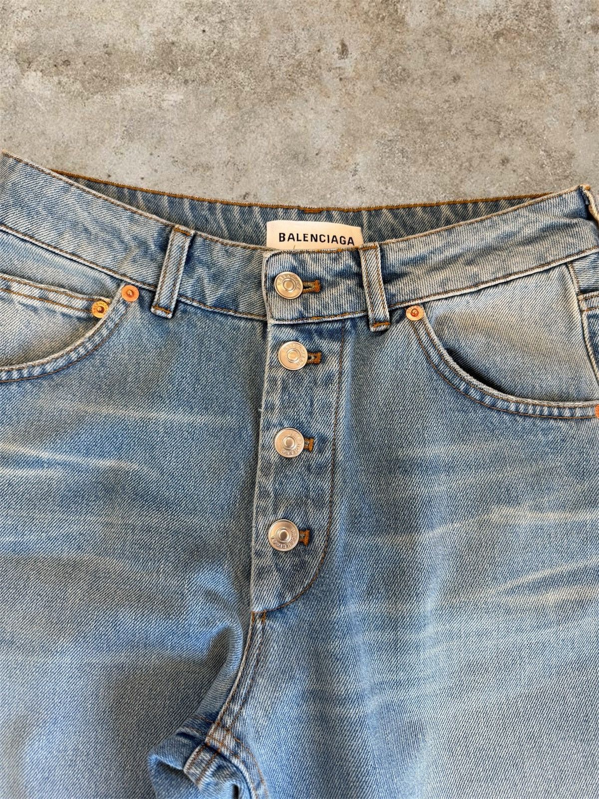 Balenciaga Balenciaga light wash denim jeans with distressed knee Size 24" / US 00 / IT 34 - 3 Thumbnail