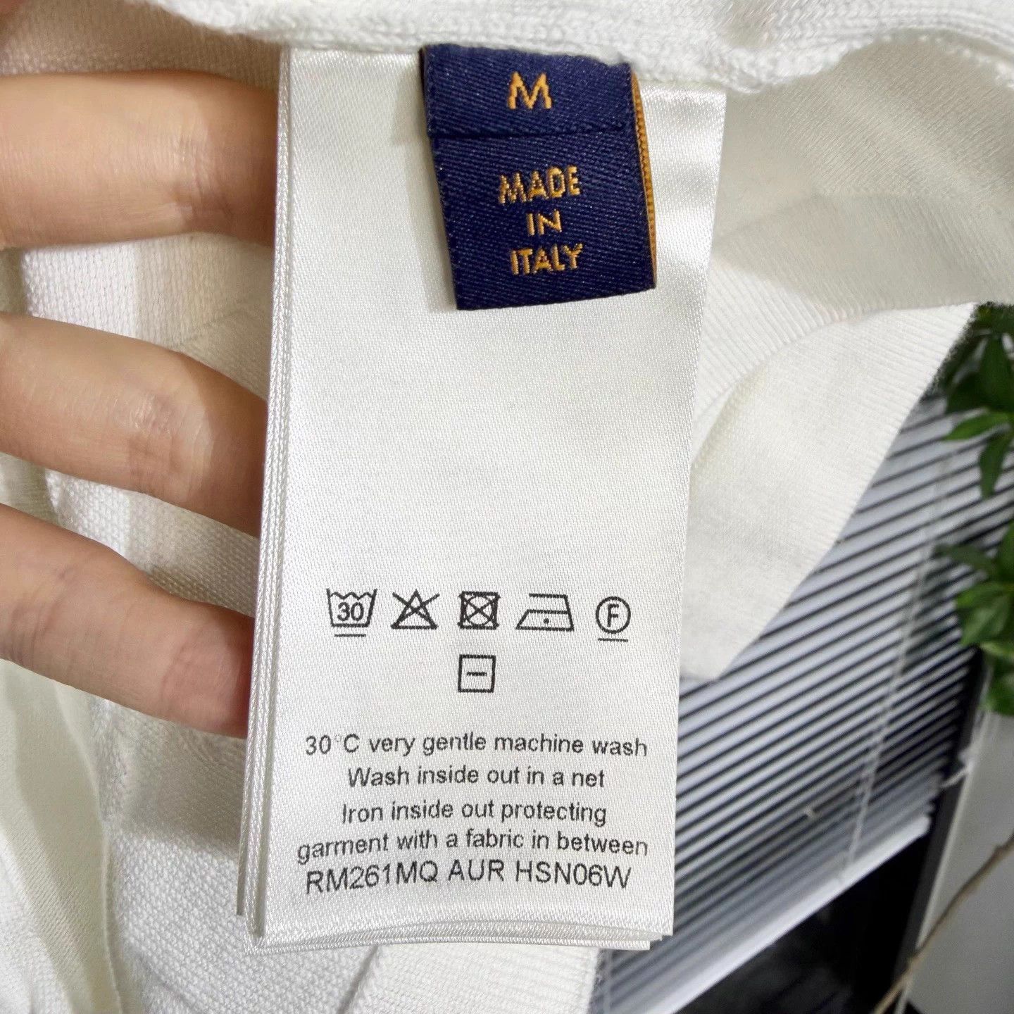 Louis Vuitton LV 26 Holiday Monogram Big Logo White Knit Tee M Size US M / EU 48-50 / 2 - 4 Thumbnail