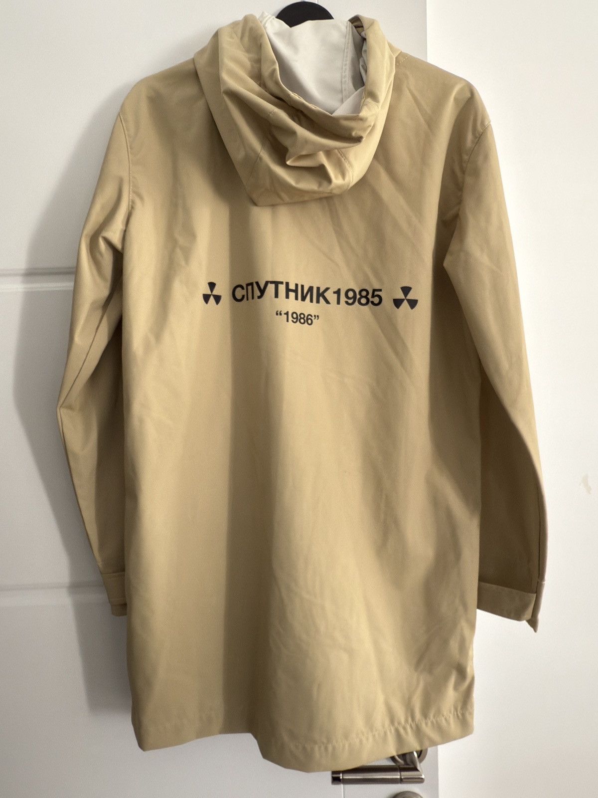 Sputnik 1985 Sputnik Radiation raincoat Size US L / EU 52-54 / 3 - 3 Thumbnail