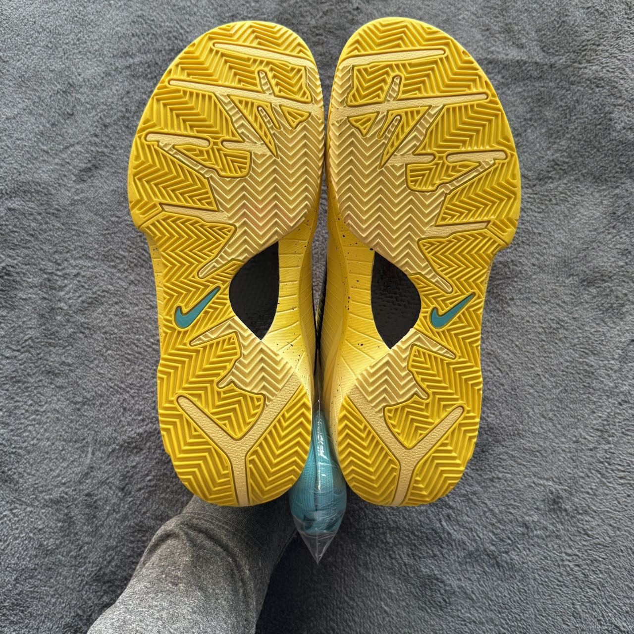 Nike Kobe 4 CHBL protro Size US 9 / EU 42 - 6 Thumbnail