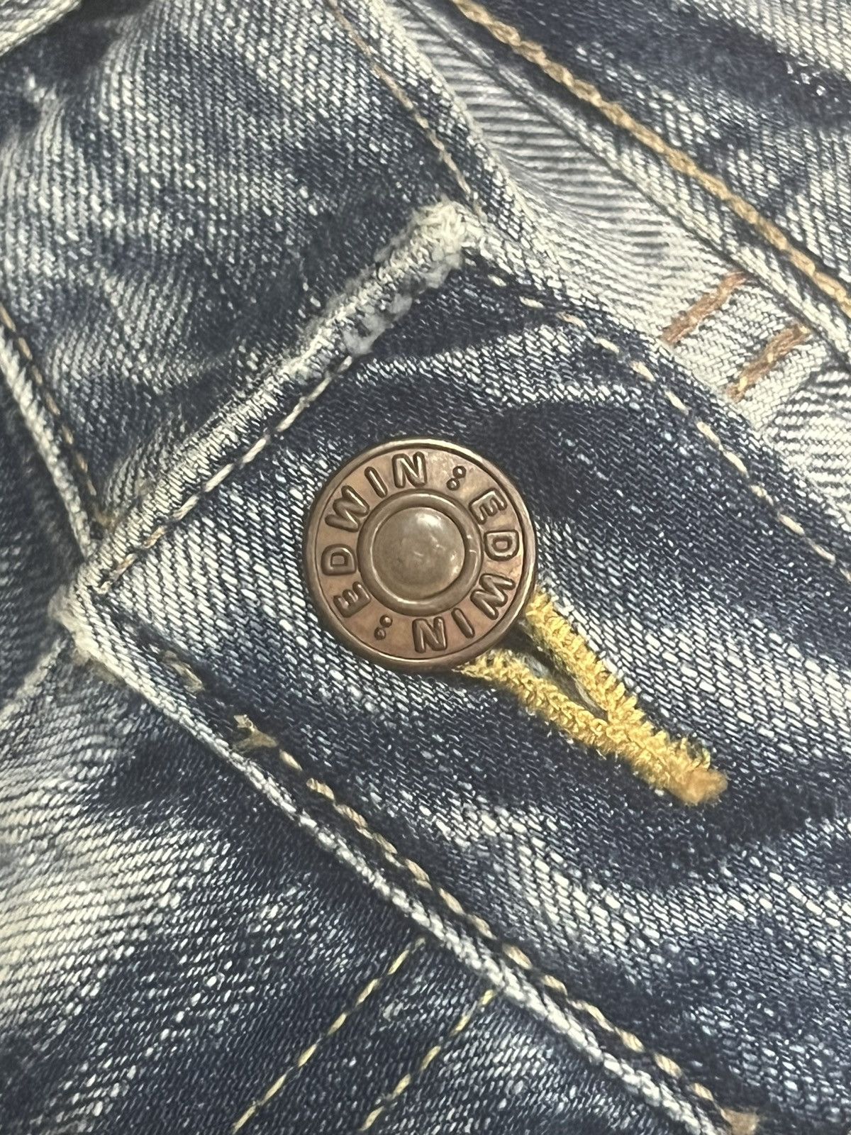 Edwin Vintage Edwin Distress Light Wash Skull Graphic Stud Jeans Size 28" / US 6 / IT 42 - 6 Thumbnail