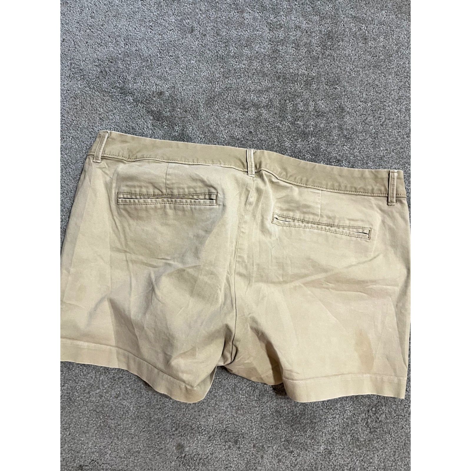 Old Navy Old Navy Khaki The Pixie Mid Rise Chino Shorts Womens 12 Regular Beige Cotton Spandex Pockets 3.5in Inseam Flat Front Button Zip Casual Preppy Size 34" / US 12 / IT 48 - 4 Thumbnail