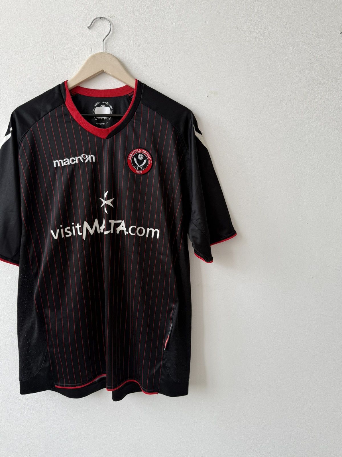 Macron × Vintage Macron Sheffield United 2010/2011 Away Jersey Size US L / EU 52-54 / 3 - 4 Thumbnail