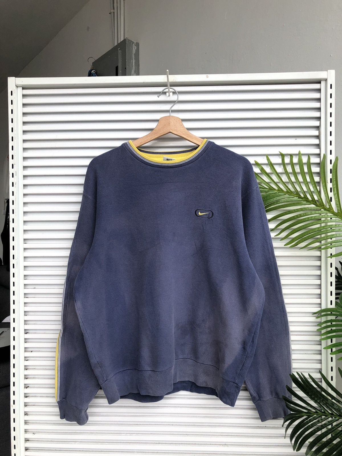 image of Sunfaded 90’S Nike Small Swoosh Y2K Boxy Sweatshirt in Navy, Men's (Size Medium)