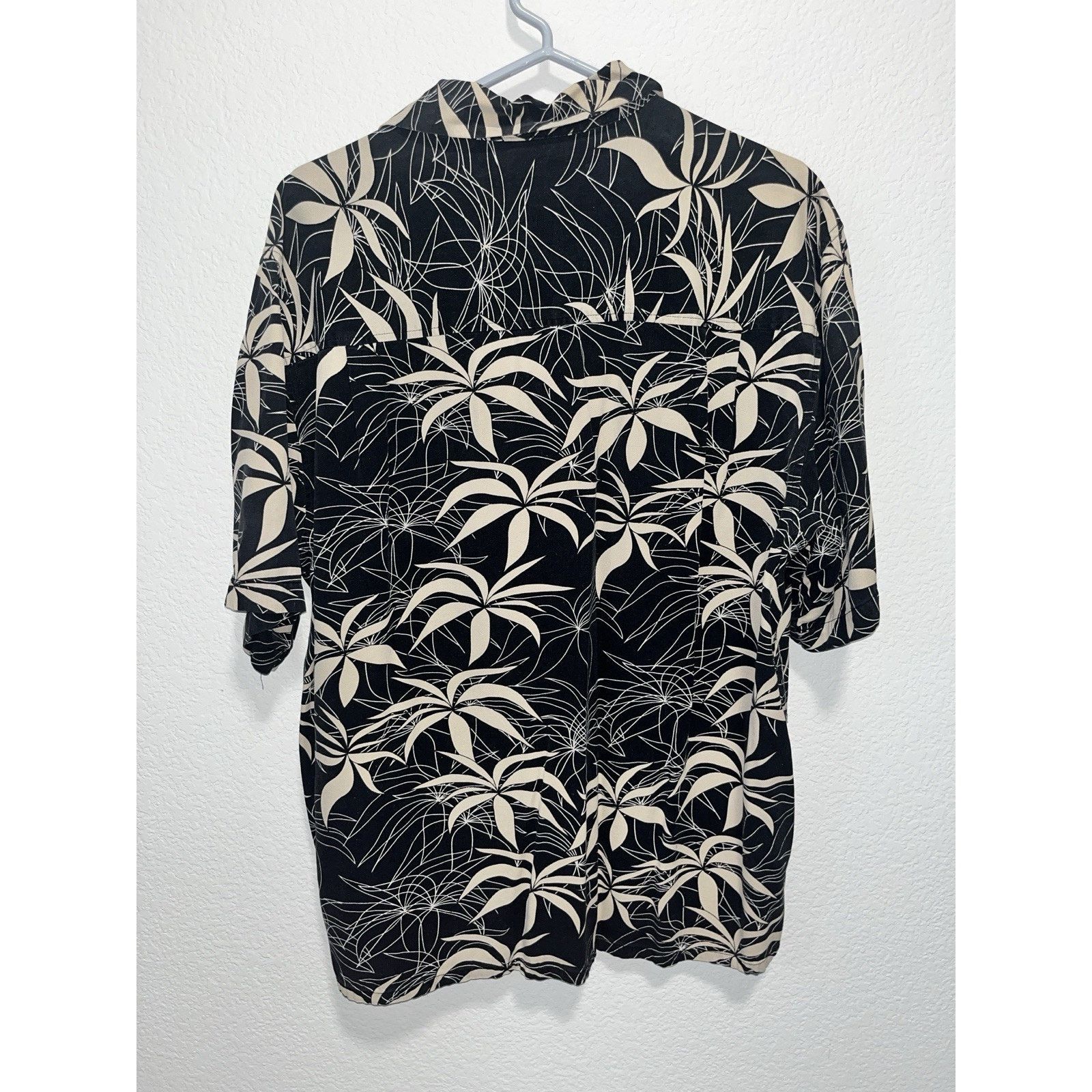 Tommy Bahama Visitor Silk Hawaiian Shirt Large Black Beige Floral Button Size US L / EU 52-54 / 3 - 4 Thumbnail