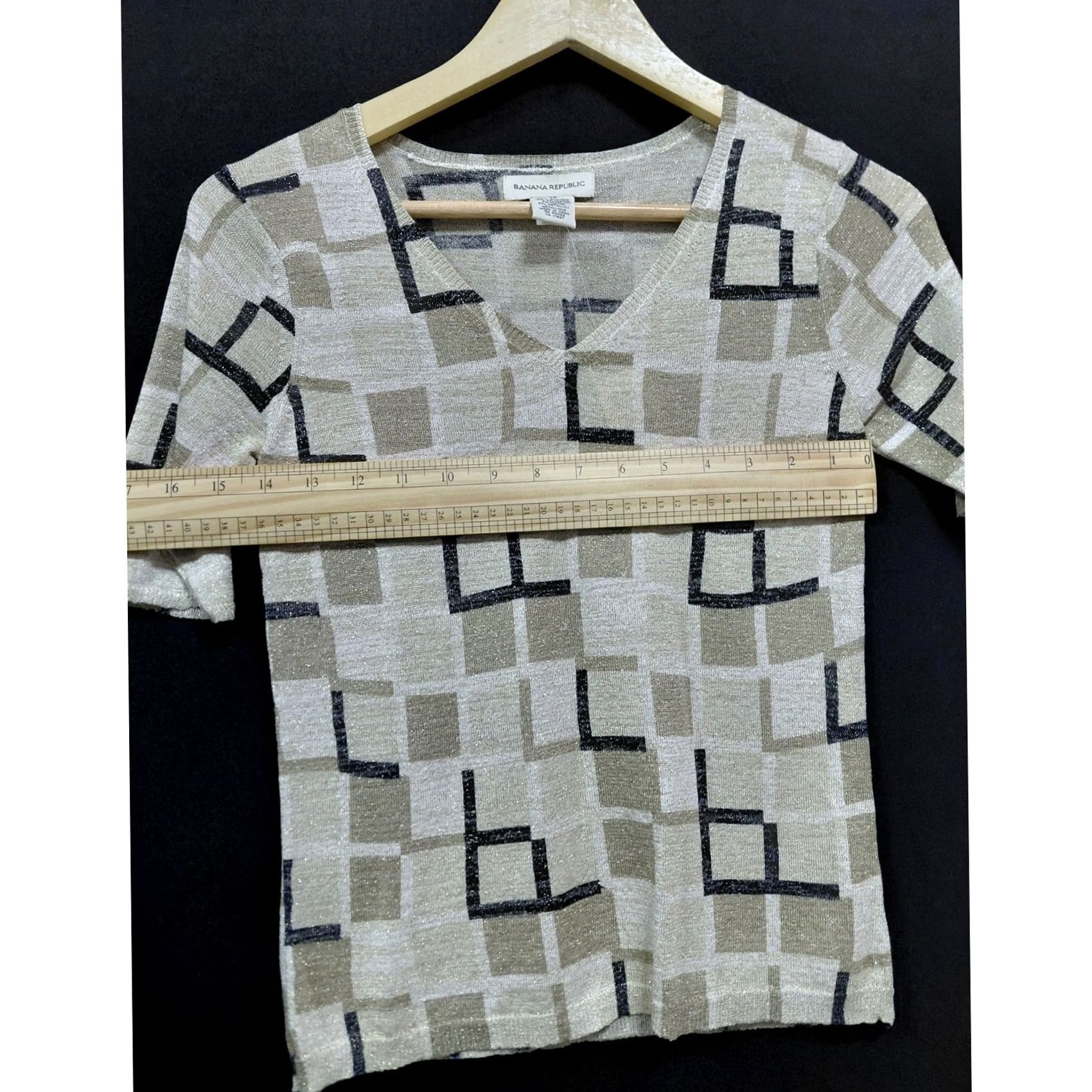 Banana Republic NWT Banana Republic Silk Blend Top Beige Geometric Print Short Sleeve V-Neck Knit Blouse XS Womens Size XS / US 0-2 / IT 36-38 - 6 Thumbnail