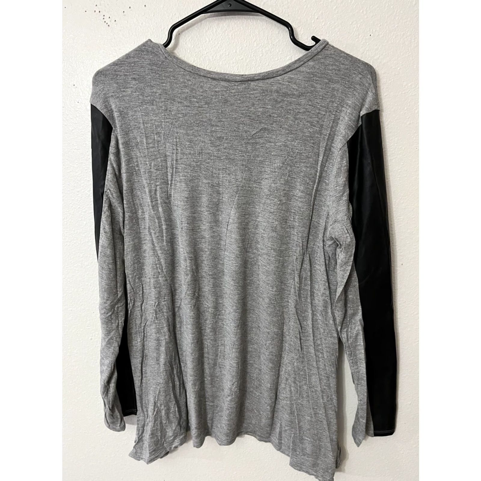 Bcbgmaxazria BCBGMAXAZRIA Shirt Womens M Gray Leather Sleeves Casual Long Sleeve Soft Knit T-Shirt Fashion Basics Size M / US 6-8 / IT 42-44 - 2 Thumbnail
