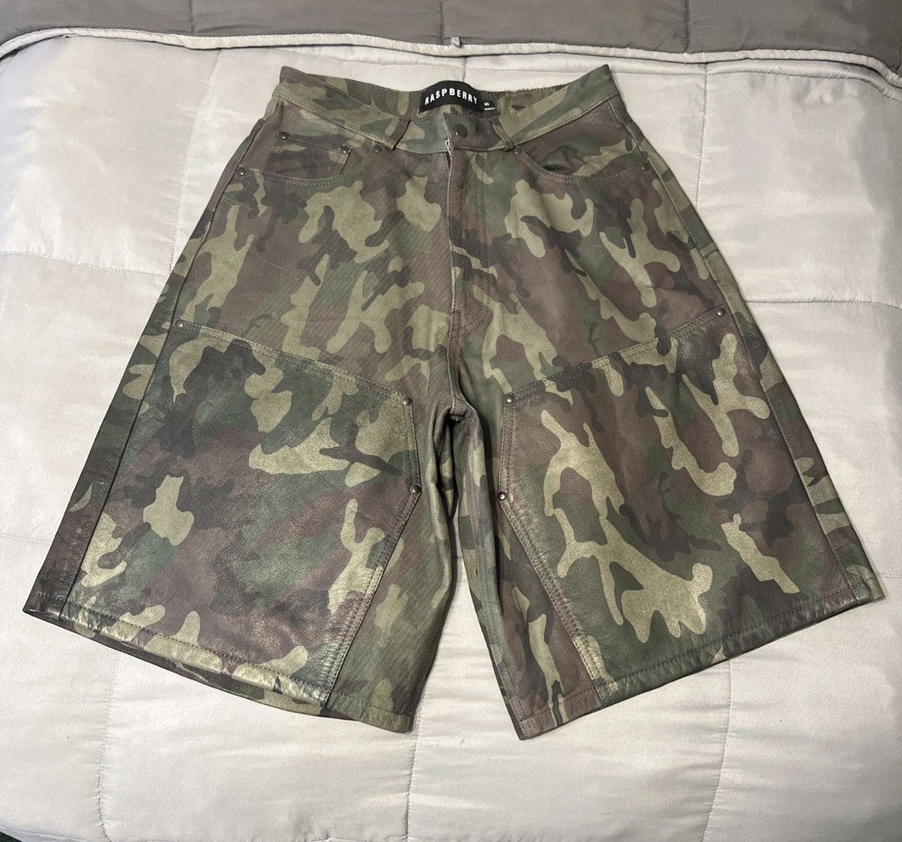 The GV Gallery GV Gallery Raspberry Hills Camo Barrack Leather Shorts S Size US 30 / EU 46 - 1 Thumbnail