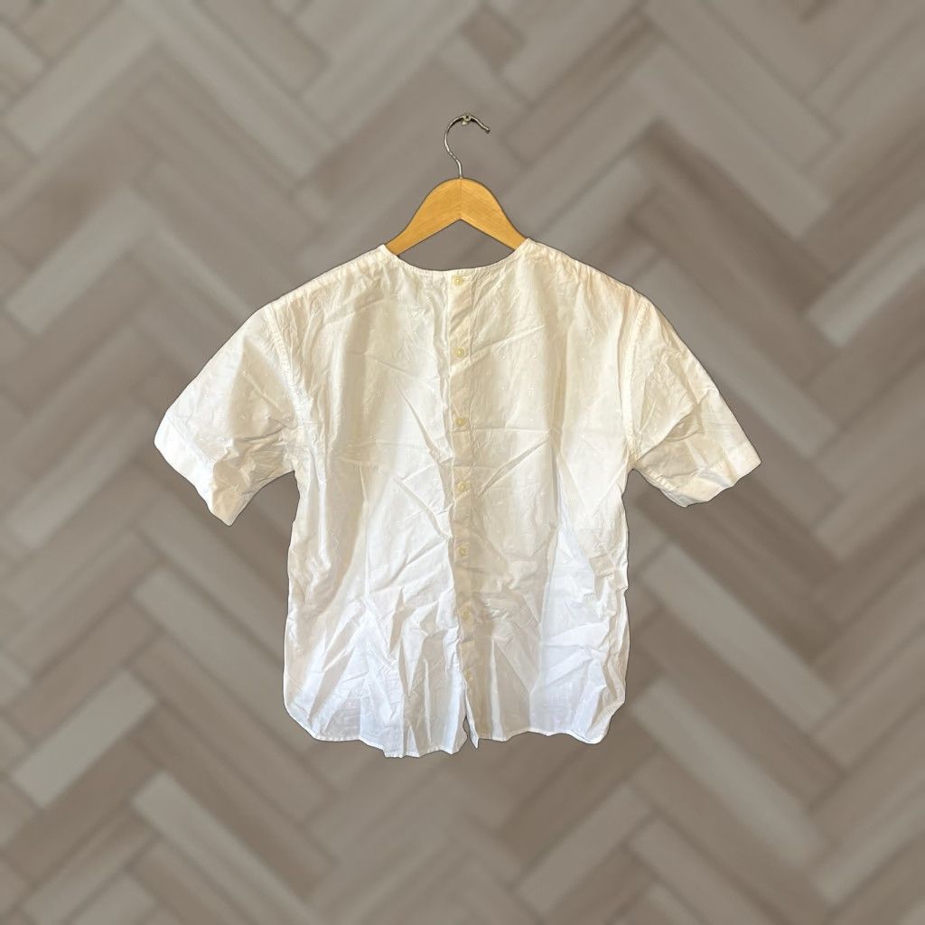 Uniqlo Uniqlo Blouse Shirt XS White Short Sleeve Women Back Button Up V-Neck? (Note: Original title did not specify V-Neck; keeping to exact terms.) Size XS / US 0-2 / IT 36-38 - 1 Thumbnail
