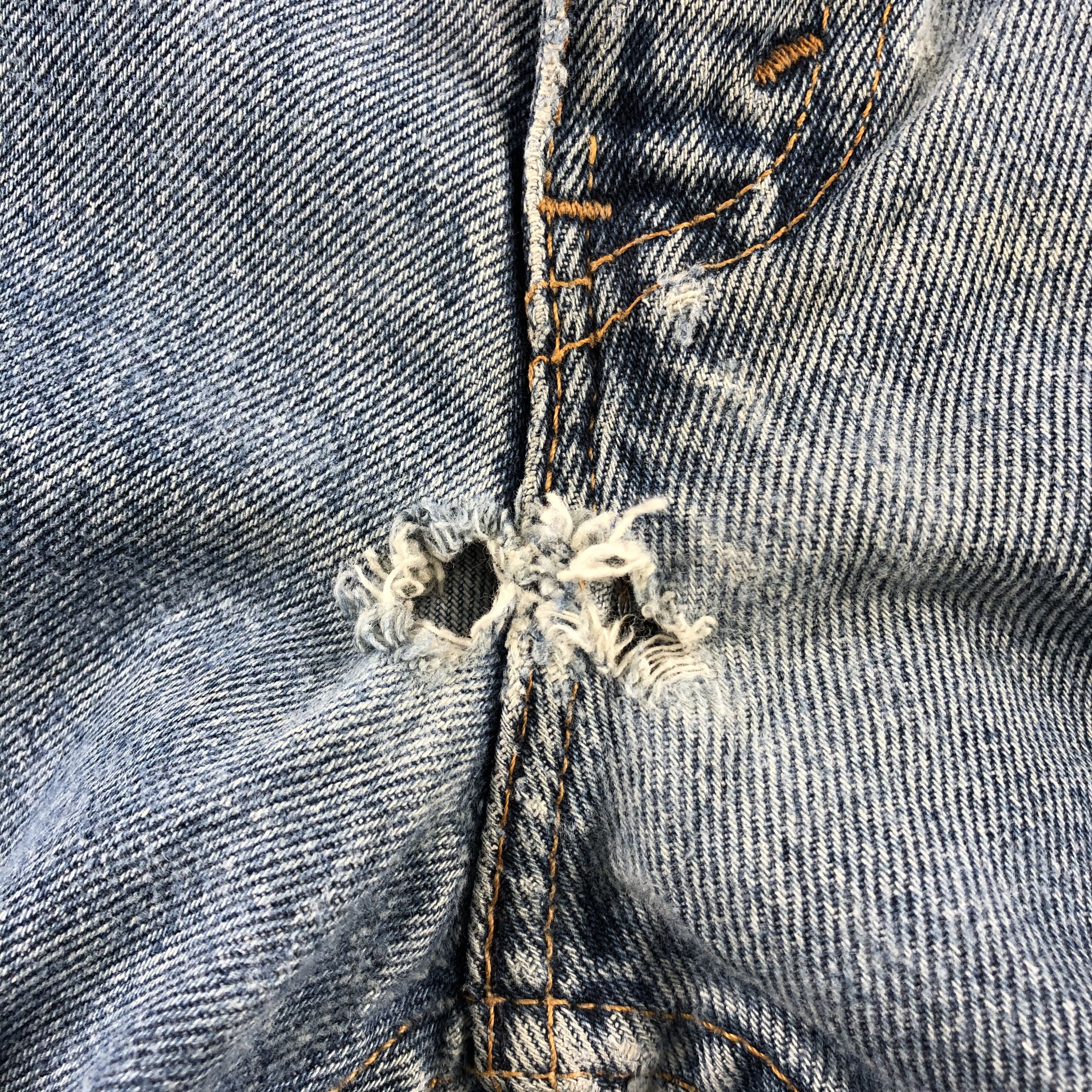 Levi's Vintage Levis 550 Jeans Distress Faded Blue Denim KJ865 Size US 31 - 8 Thumbnail