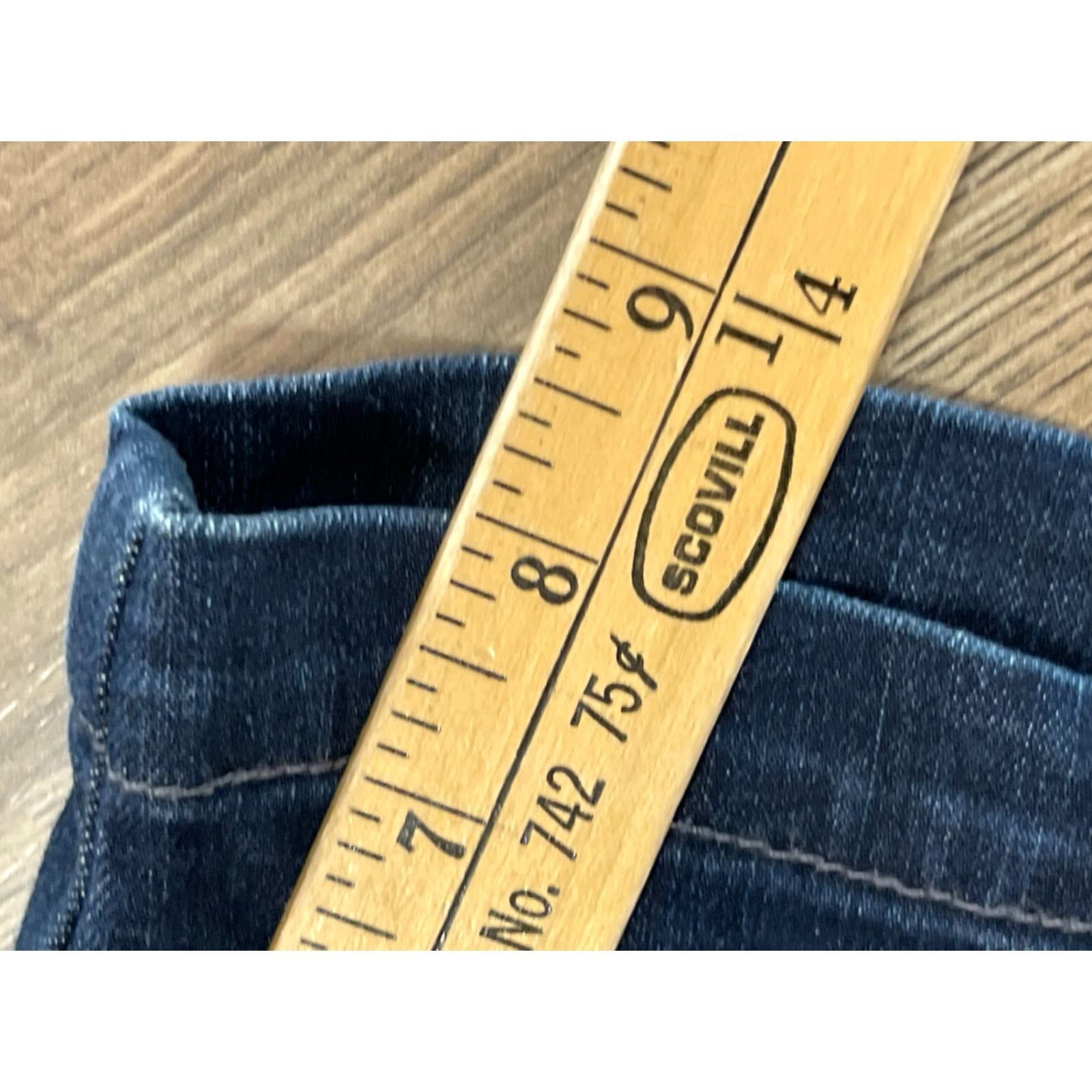 Lee Lee Shorts Women's Size 8 Medium Blue Denim Mid Rise Bermuda Casual Modern Regular Flat Front Button Size 30" / US 8 / IT 44 - 6 Thumbnail