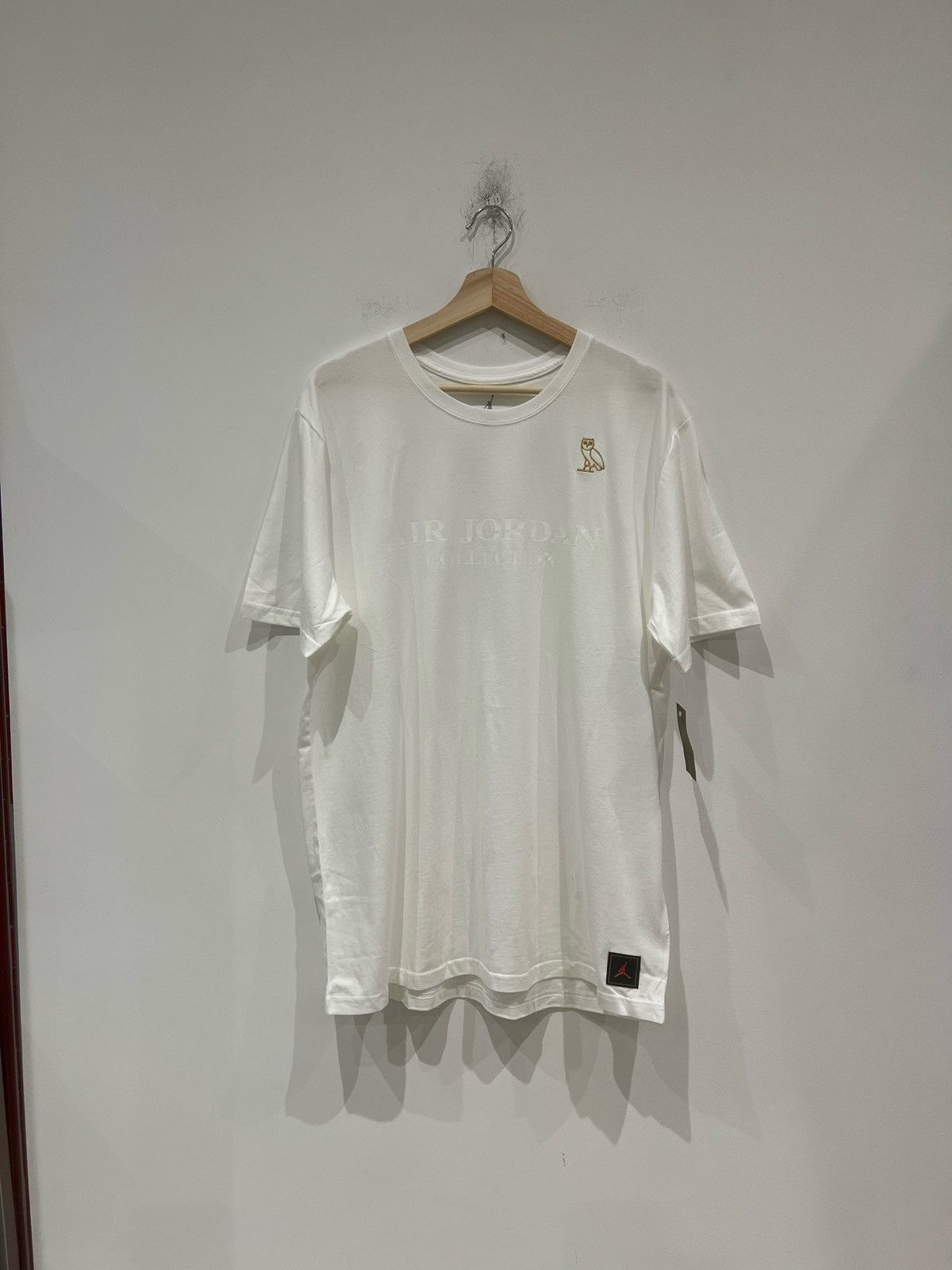 Jordan Brand × October's Very Own Air Jordan x OVO Tee White/Metallic Gold Size: XL Size US XL / EU 56 / 4 - 1 Thumbnail