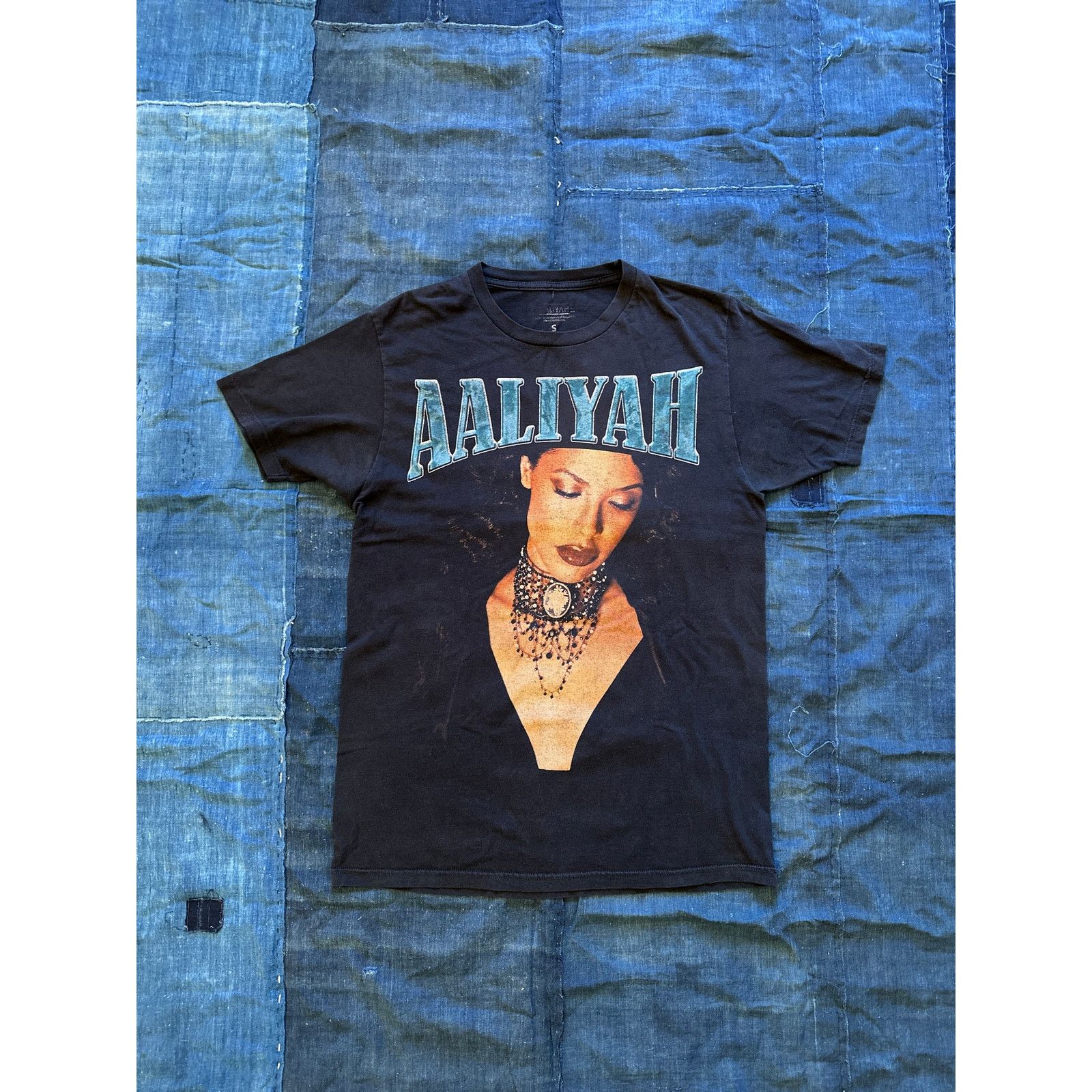 Band Tees 🔥 Vintage Aaliyah T-Shirt - Black - Looking Down - Band Tee Size US S / EU 44-46 / 1 - 2 Thumbnail