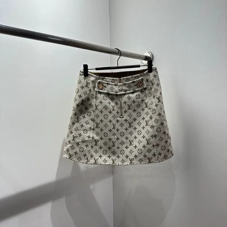 Louis Vuitton Louis Vuitton Full print gold button wool skirt Size 33" - 2 Thumbnail