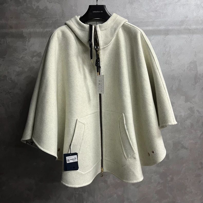 Louis Vuitton Louis Vuitton size os Cream Logo Reversible Lace Up Hooded Size US M / EU 48-50 / 2 - 1 Thumbnail