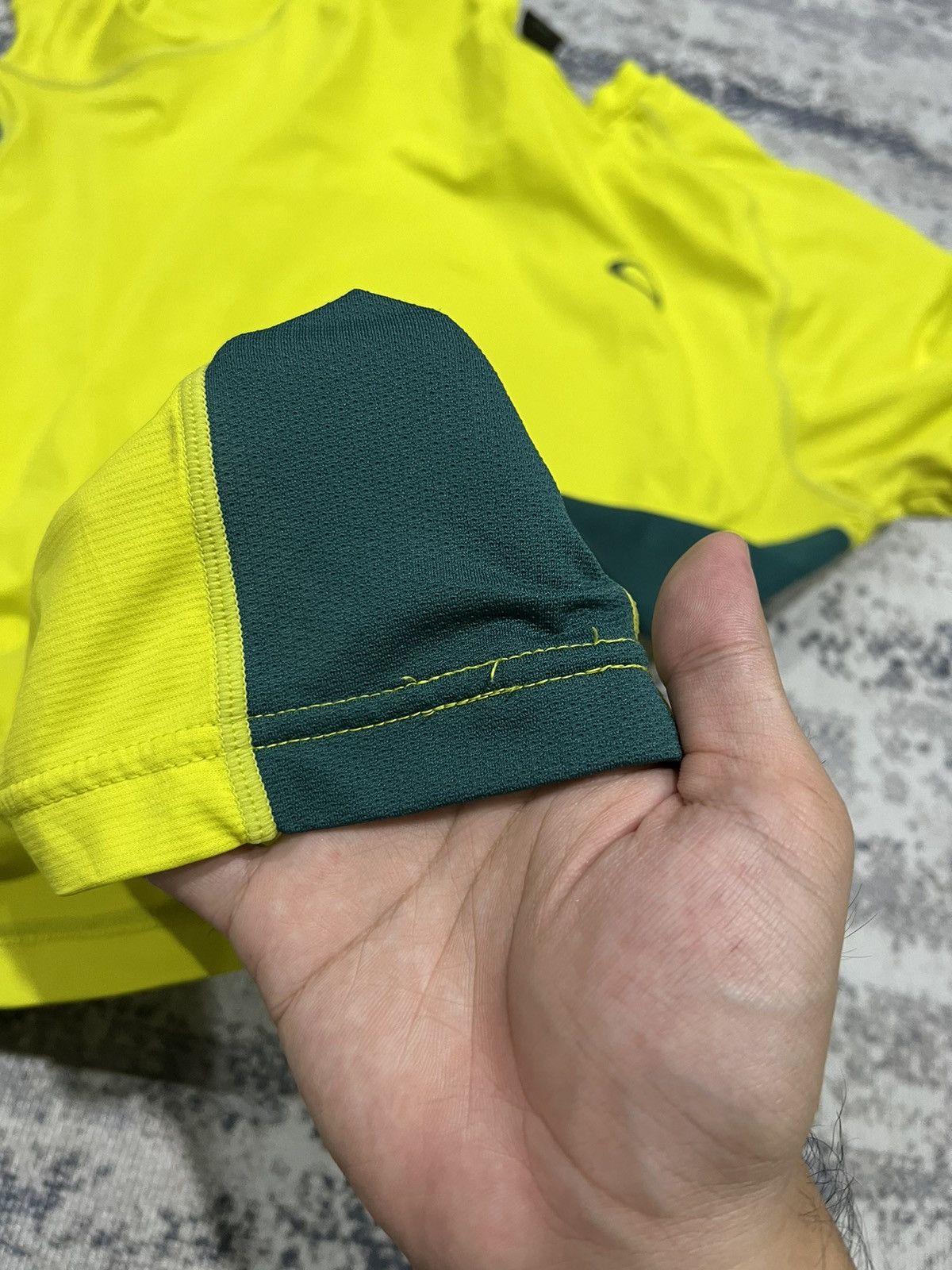 Vintage Oakley Yellow Sport T-Shirt Size US XL / EU 56 / 4 - 15 Thumbnail