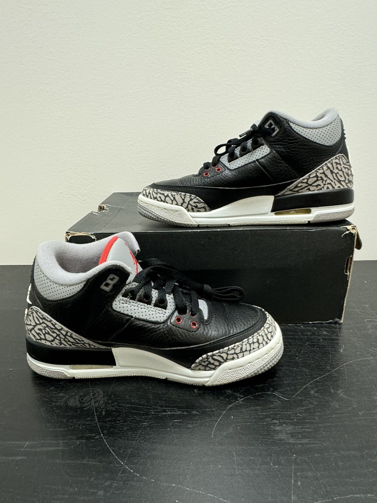 Jordan Brand Jordan 3 Black Cement (2018) (GS) Size US 5.5 / EU 38 - 2 Thumbnail