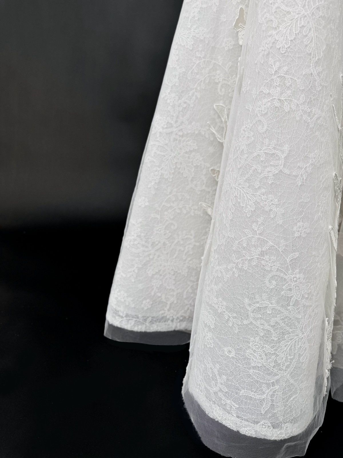 Other Preloved US 4 Anna Augusta Embroidery lace Bridal Gown Size S / US 4 / IT 40 - 4 Thumbnail