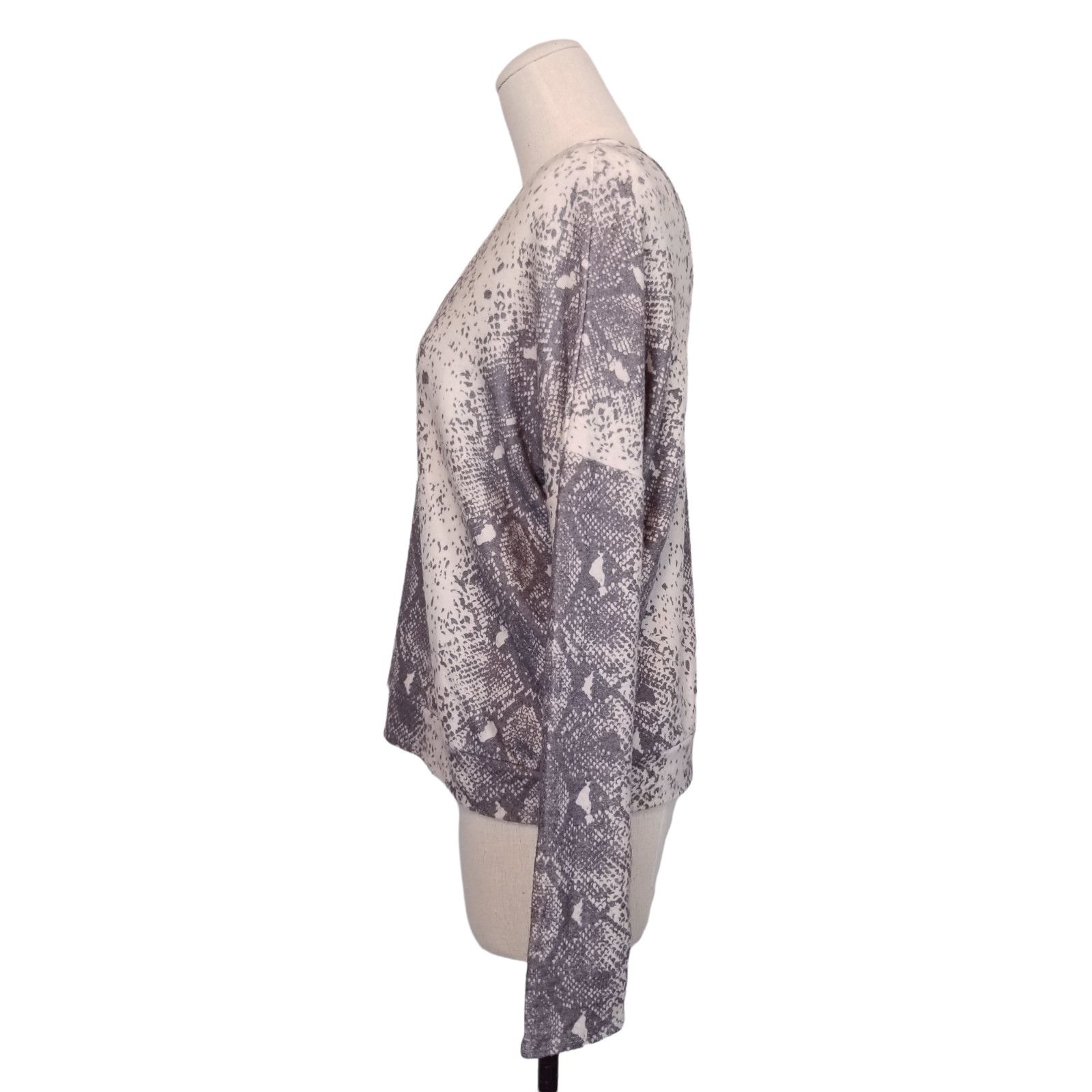 Wildfox Wildfox "Daphne" V-Neck Pullover Sweater Gray Python Print M Size M / US 6-8 / IT 42-44 - 3 Thumbnail