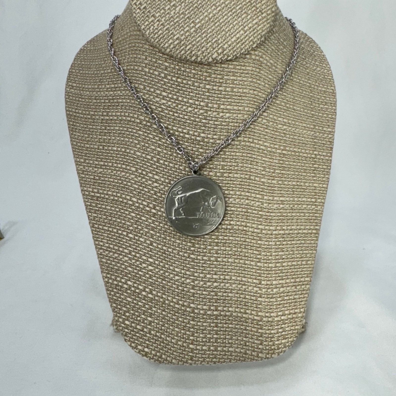 NBDN Nobrandedon VTG silver tone zodiac Taurus pendant Size ONE SIZE - 5 Thumbnail