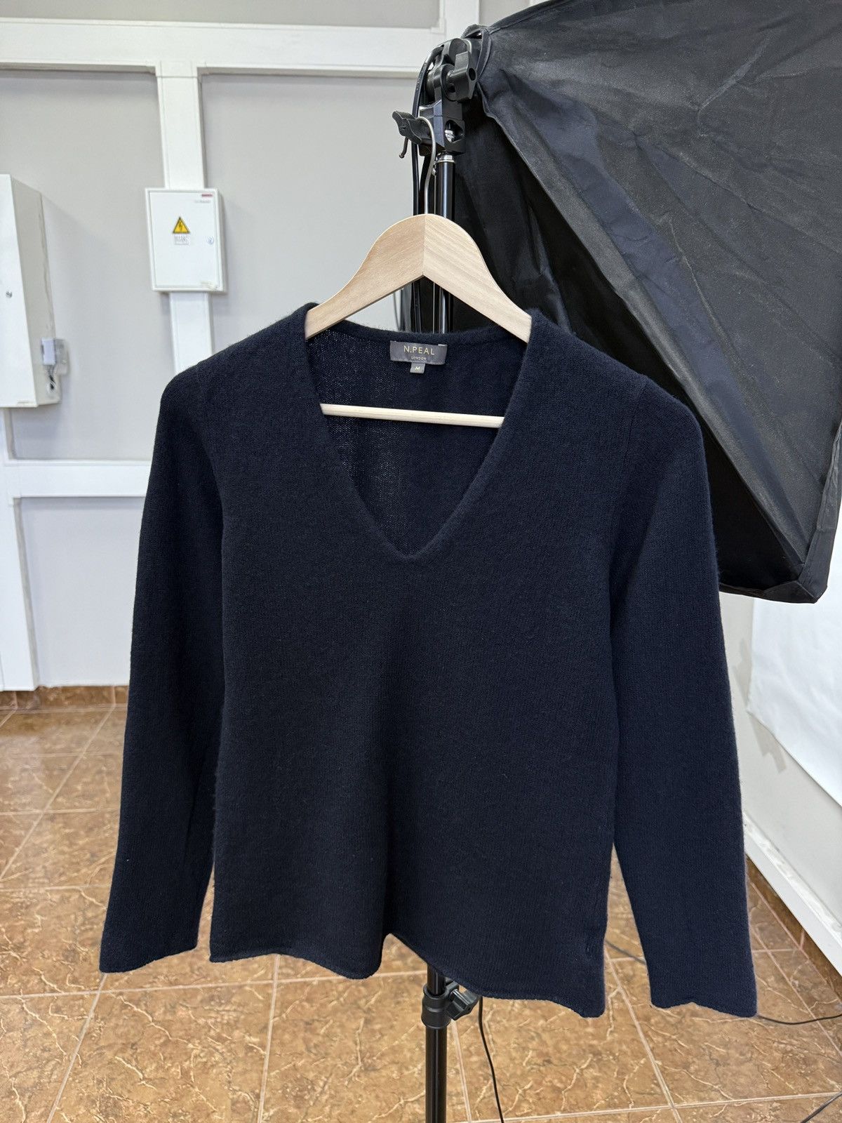 N.Peal 🇬🇧 N.Peal London 100% Cashmere Navy V Neck Sweater Rare Size M / US 6-8 / IT 42-44 - 1 Thumbnail