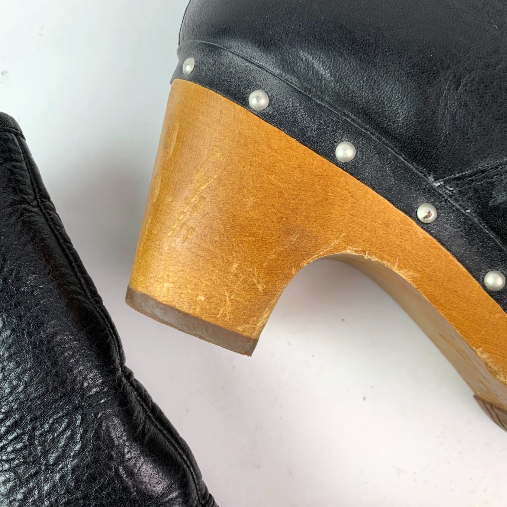 Ugg UGG Lynnae Black Studded Fold Over Clogs Boots Size 8 Women Leather Heel Block Studded Vintage No Size US 8 / IT 38 - 5 Thumbnail
