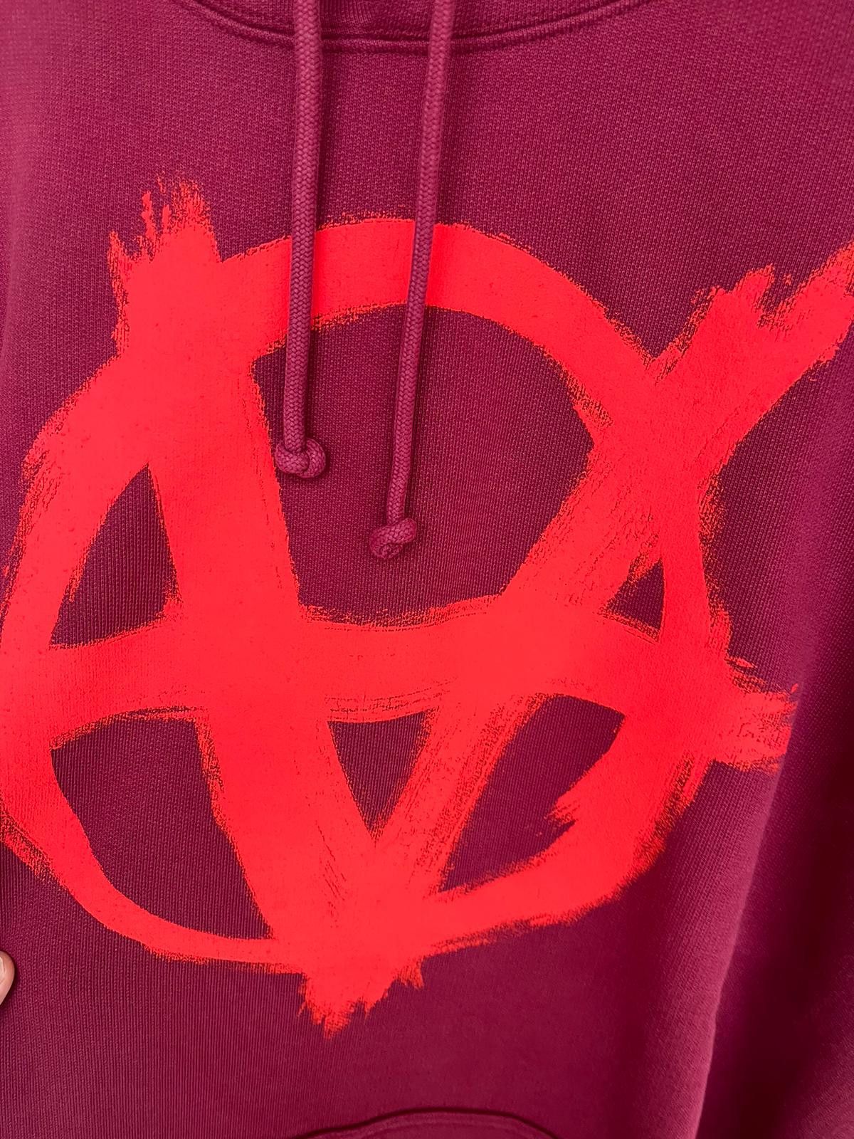Vetements Anarchy Gothic Logo Hoodie in Bordeaux Size US L / EU 52-54 / 3 - 8 Thumbnail