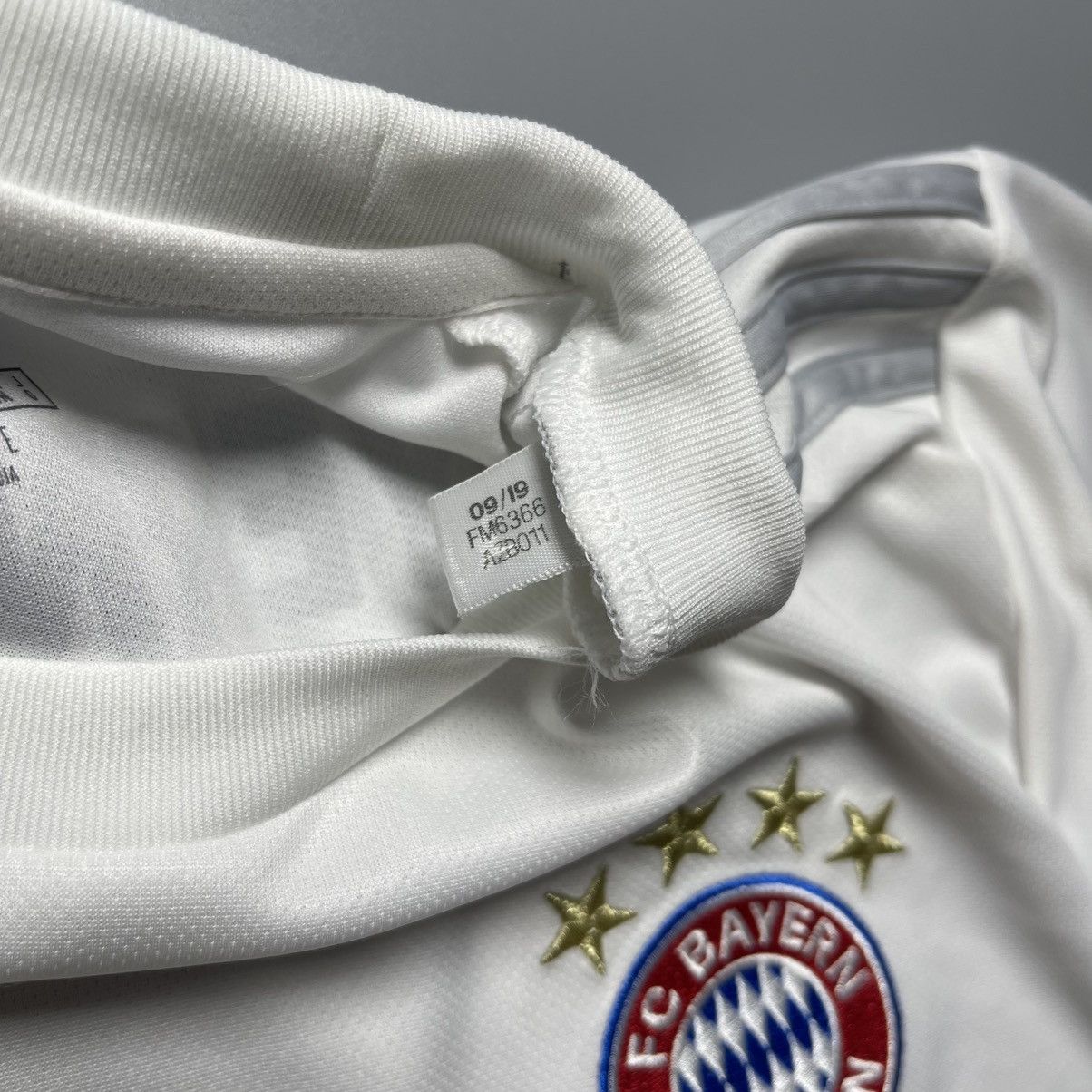 Adidas BAYERN ADIDAS 2019/2020 FOOTBALL SOCCER AWAY JERSEY Size US M / EU 48-50 / 2 - 4 Thumbnail