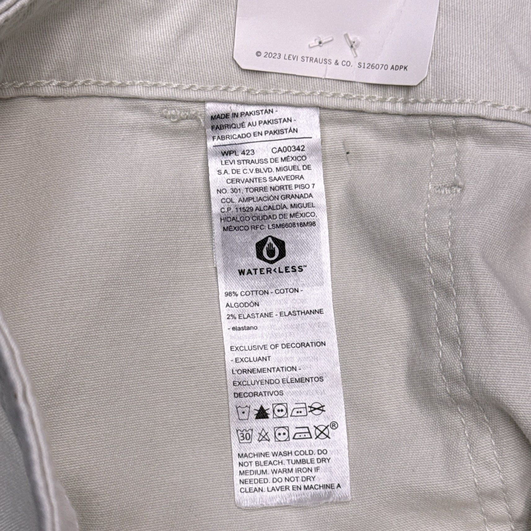 Vintage Levis Signature by Levi Strauss & Co. Signature Gold Everyday Shorts Beige 16 Relaxed High Rise 4.5in Inseam Women NWT Size 38" / US 16 / IT 52 - 6 Thumbnail