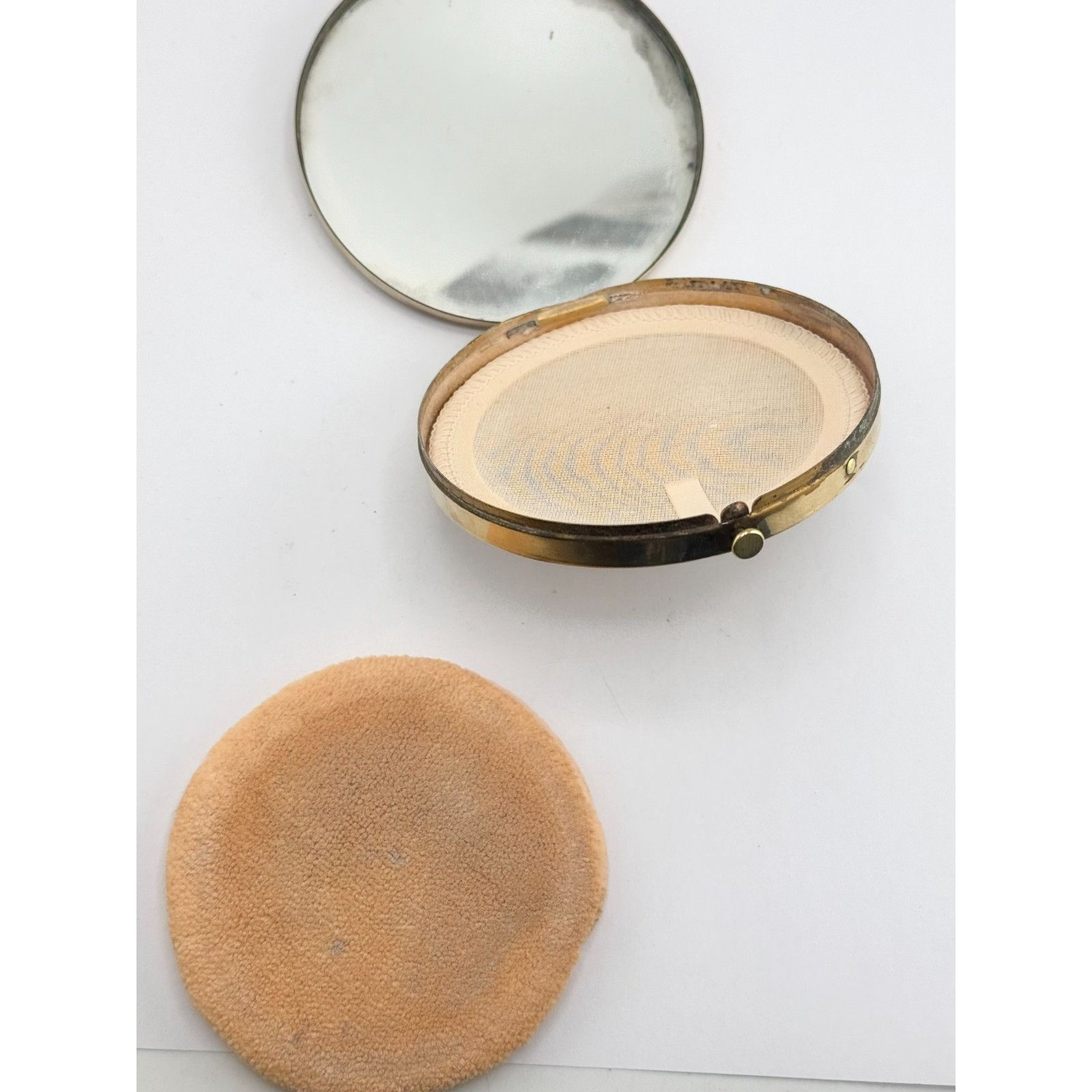 Vintage Vintage compact by Columbia Fifth Ave round compact Size ONE SIZE - 5 Thumbnail