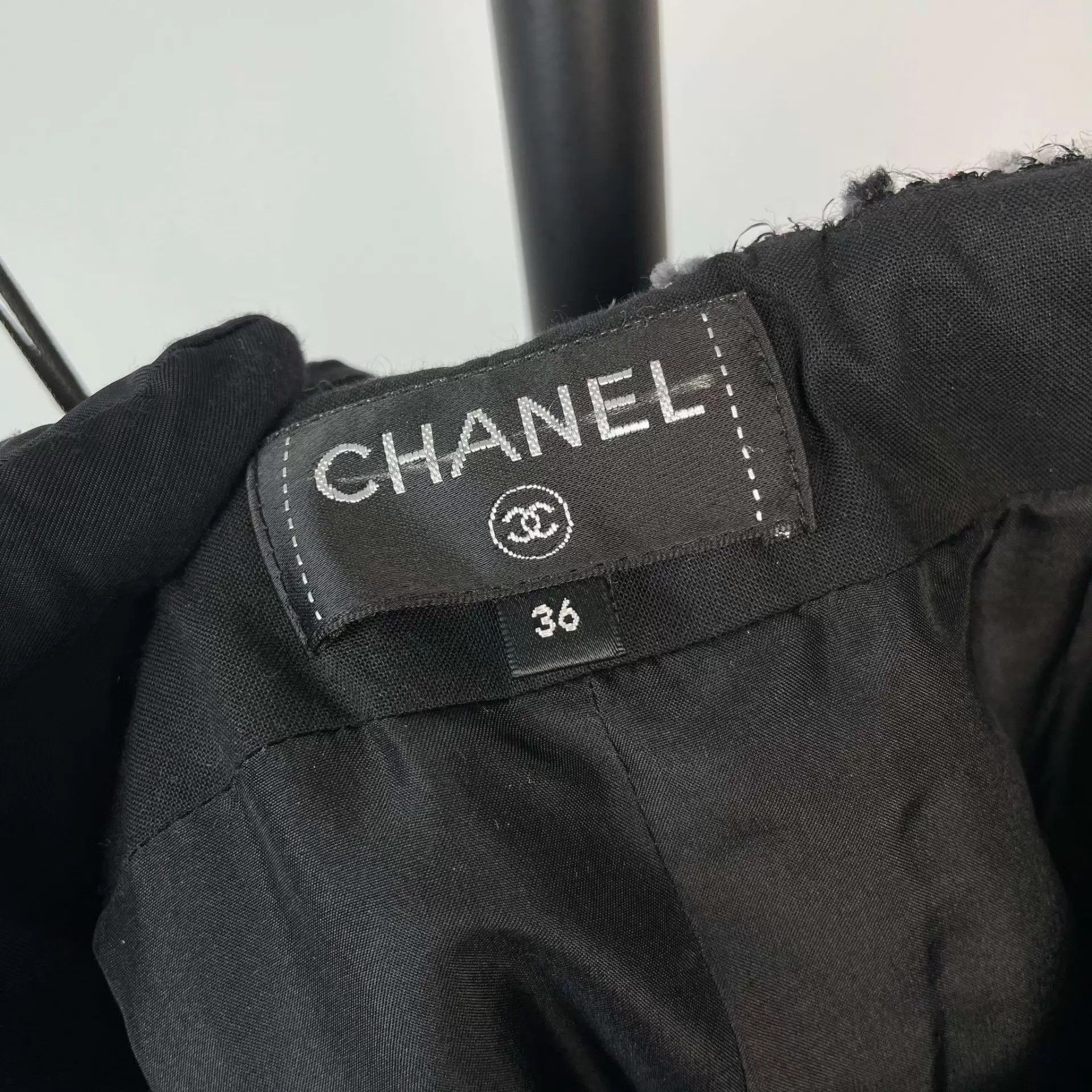 Chanel Chanel wool tweed black red colorblock shorts 36 Size 26" / US 2 / IT 38 - 5 Thumbnail