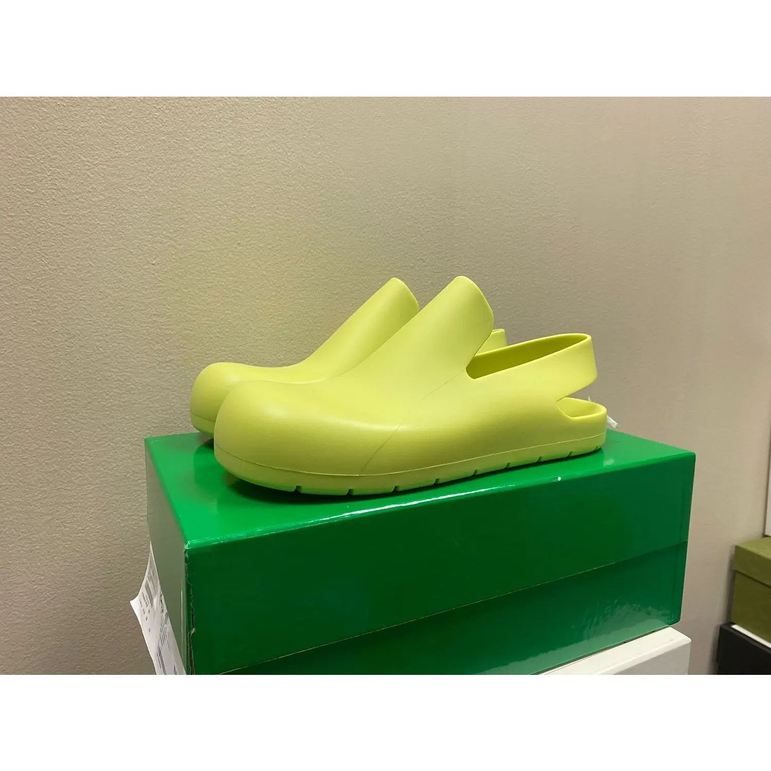 Bottega Veneta Puddle Sandal Shoes in Matt Rubber in Seagrass Size US 8 / EU 41 - 2 Thumbnail