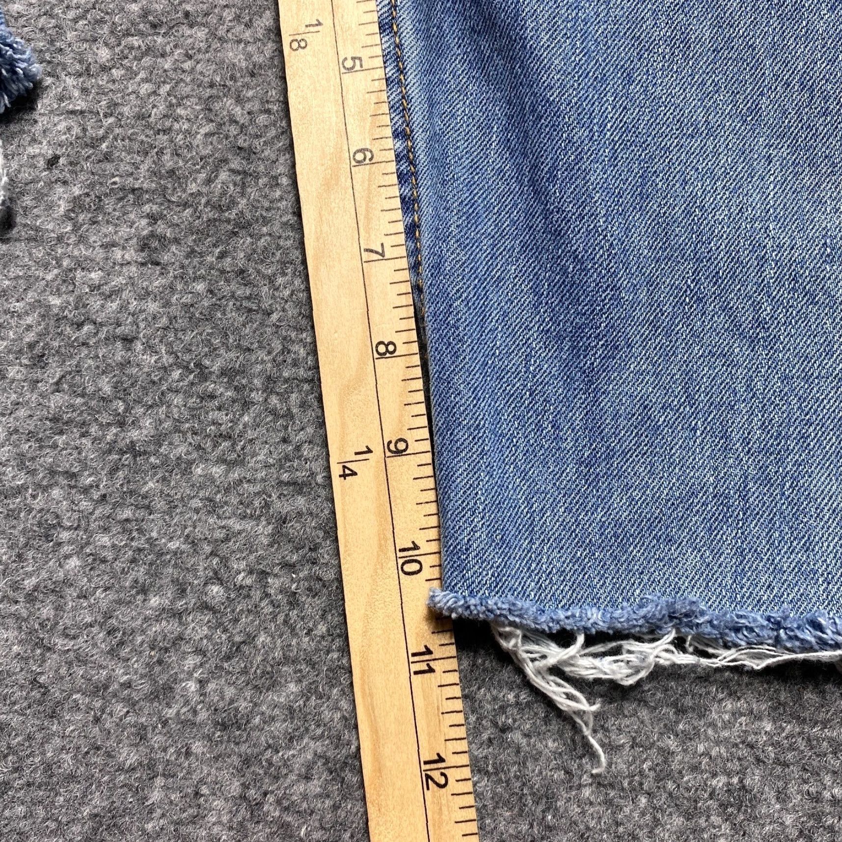 Levi's Levi's 505 Denim Shorts Mens 36 Blue Regular Fit Cutoff Raw Hem Medium Wash Bermuda 90s Grunge Casual Womens? No, Mens Size US 36 / EU 52 - 4 Thumbnail