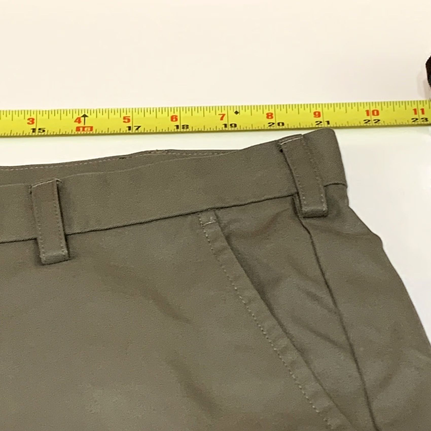 Izod IZOD Golf Shorts Men's Size 42 Tan Khaki Color Shirt? Size US 42 / EU 58 - 4 Thumbnail