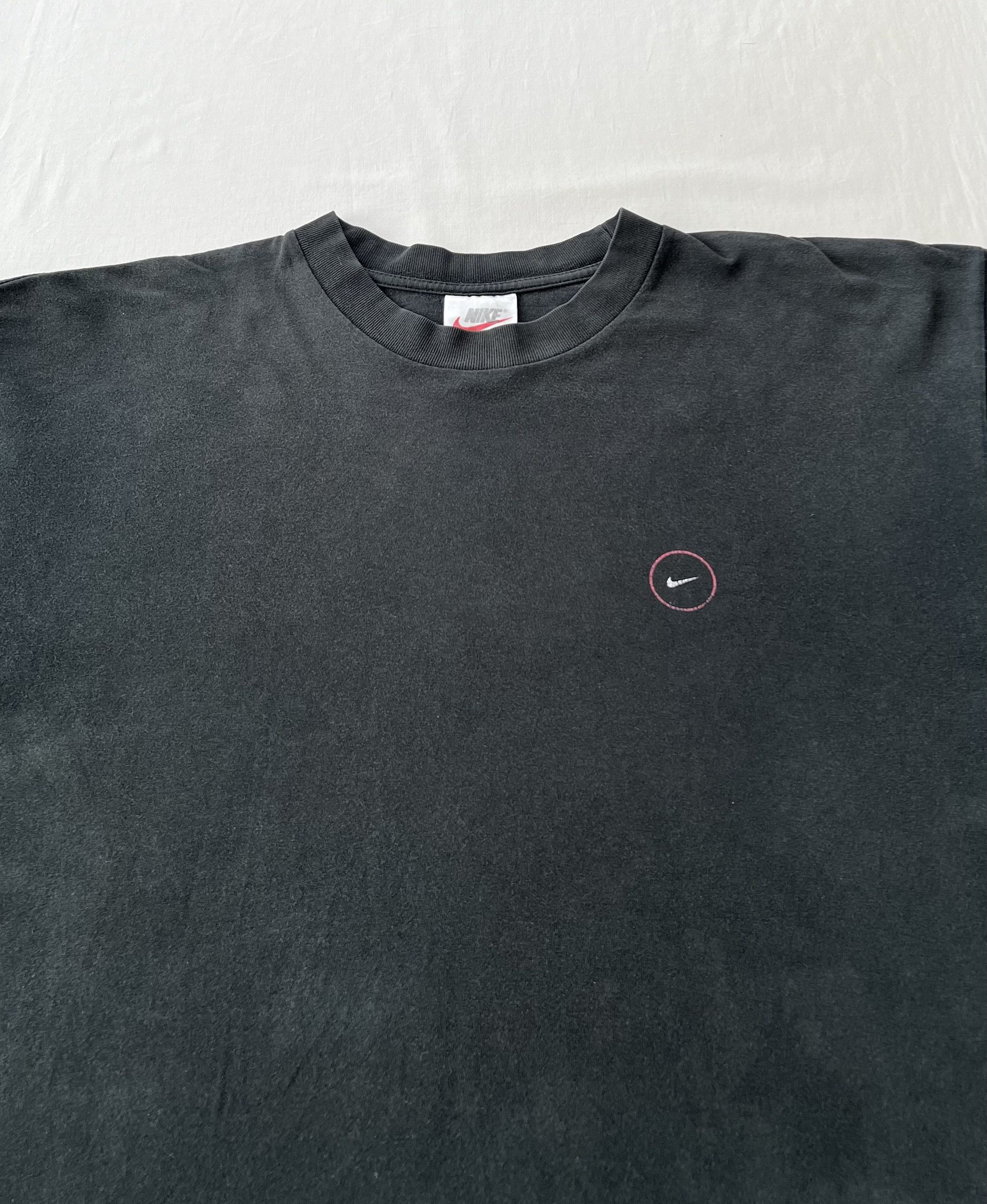 Nike Vintage 90s Nike Faded Black T-shirt Size US L / EU 52-54 / 3 - 4 Thumbnail