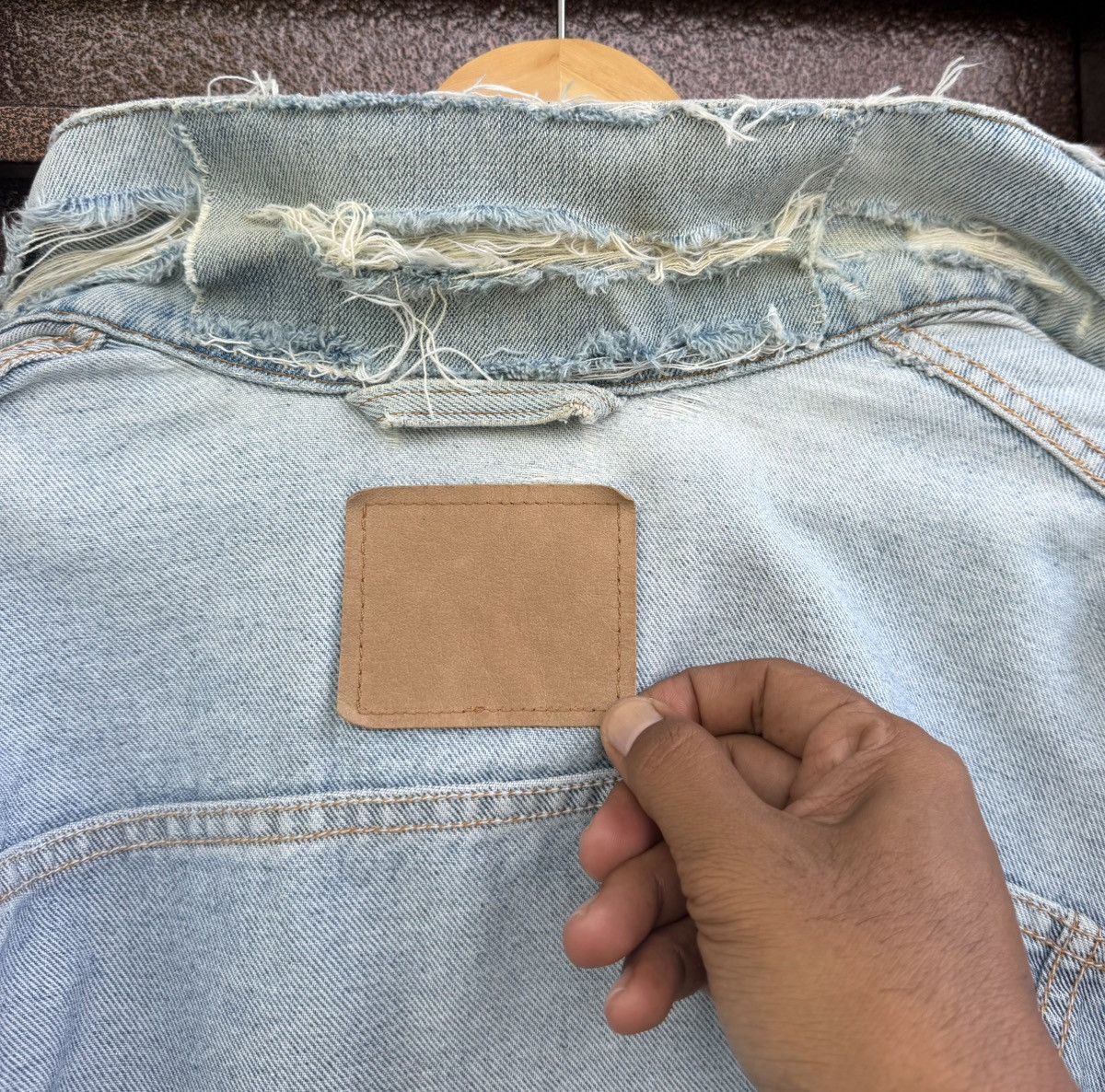 Levi's Vintage Levi’s Distressed Denim Light Wash Grunge Trucker Size US L / EU 52-54 / 3 - 20 Thumbnail