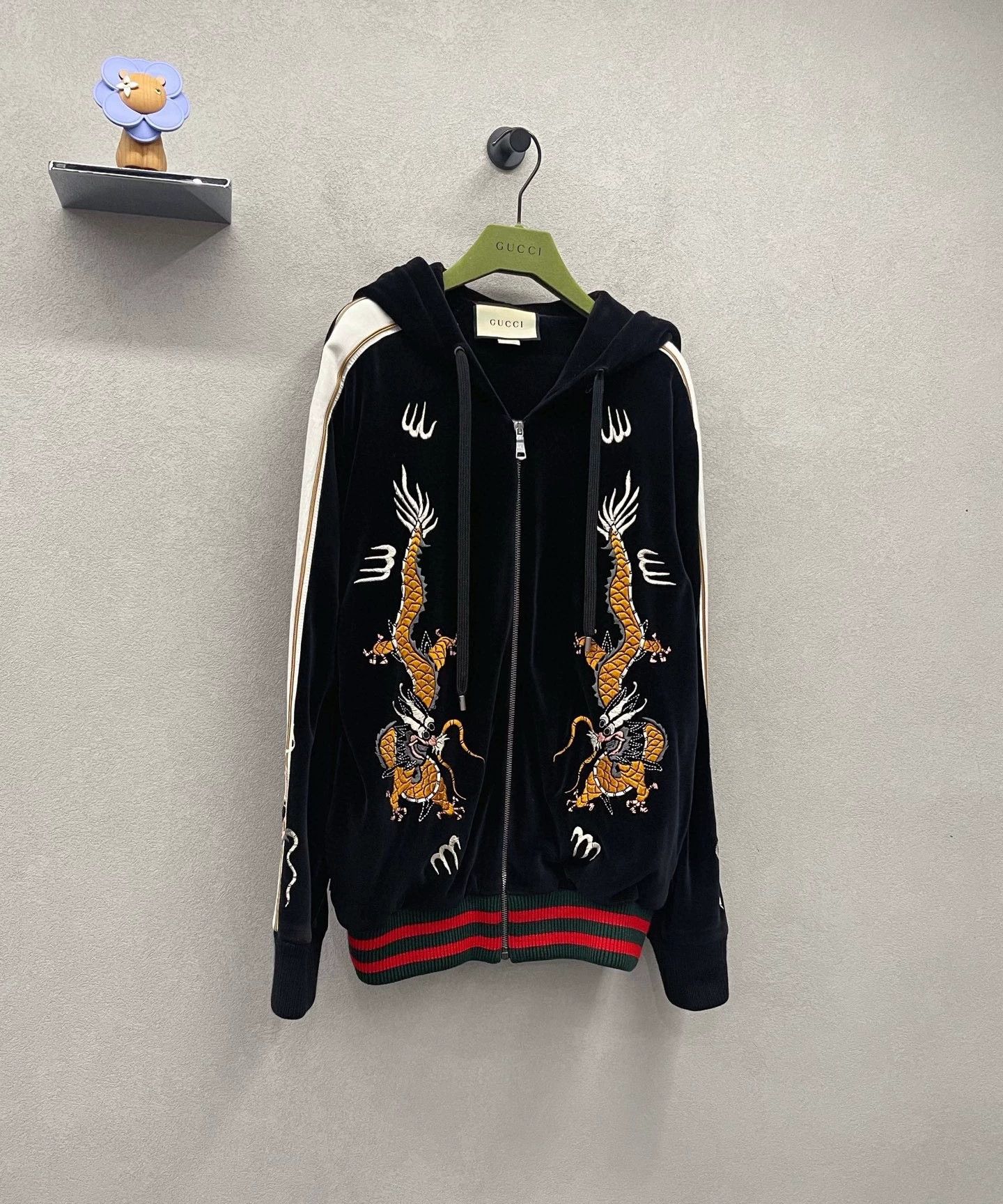Gucci gucci dragon embroidered black velvet jacket Size US S / EU 44-46 / 1 - 4 Thumbnail