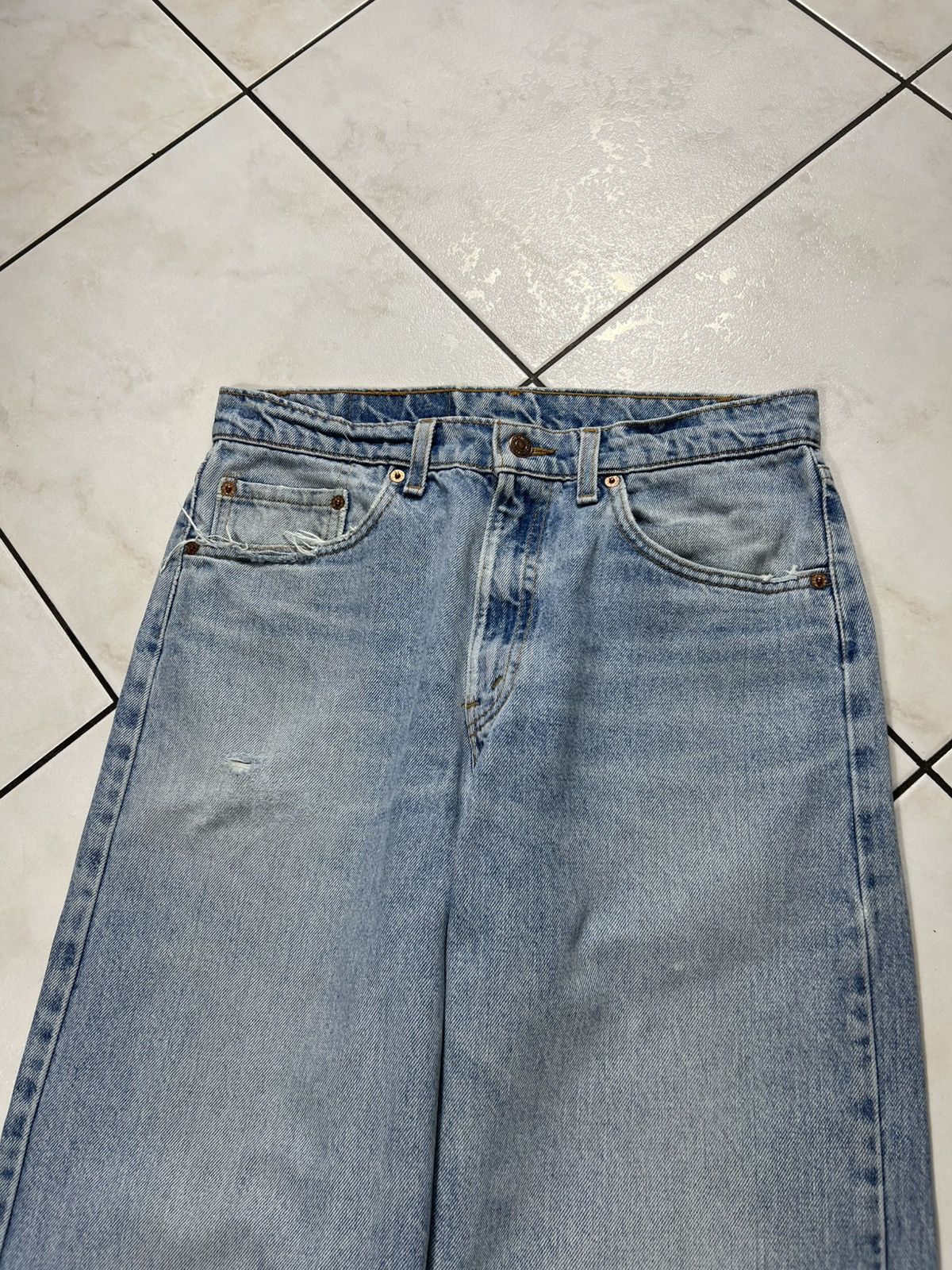 Levi's Vintage 90s Levi’s 550 light blue washed distressed jeans Size US 33 - 3 Thumbnail
