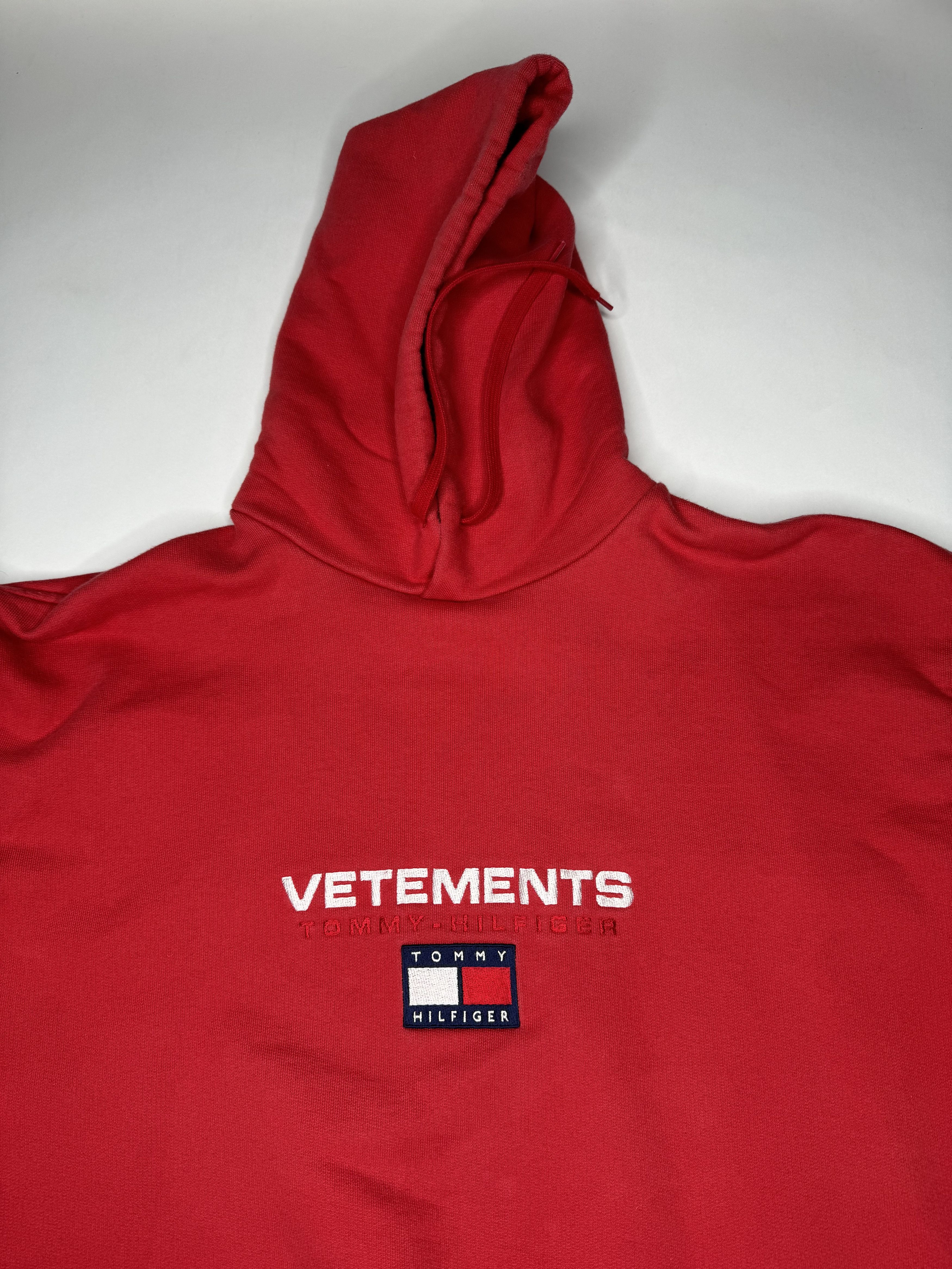 Tommy Hilfiger × Vetements Vetements x Tommy Hilfiger Logo Hoodie Red Size US XS / EU 42 / 0 - 2 Thumbnail