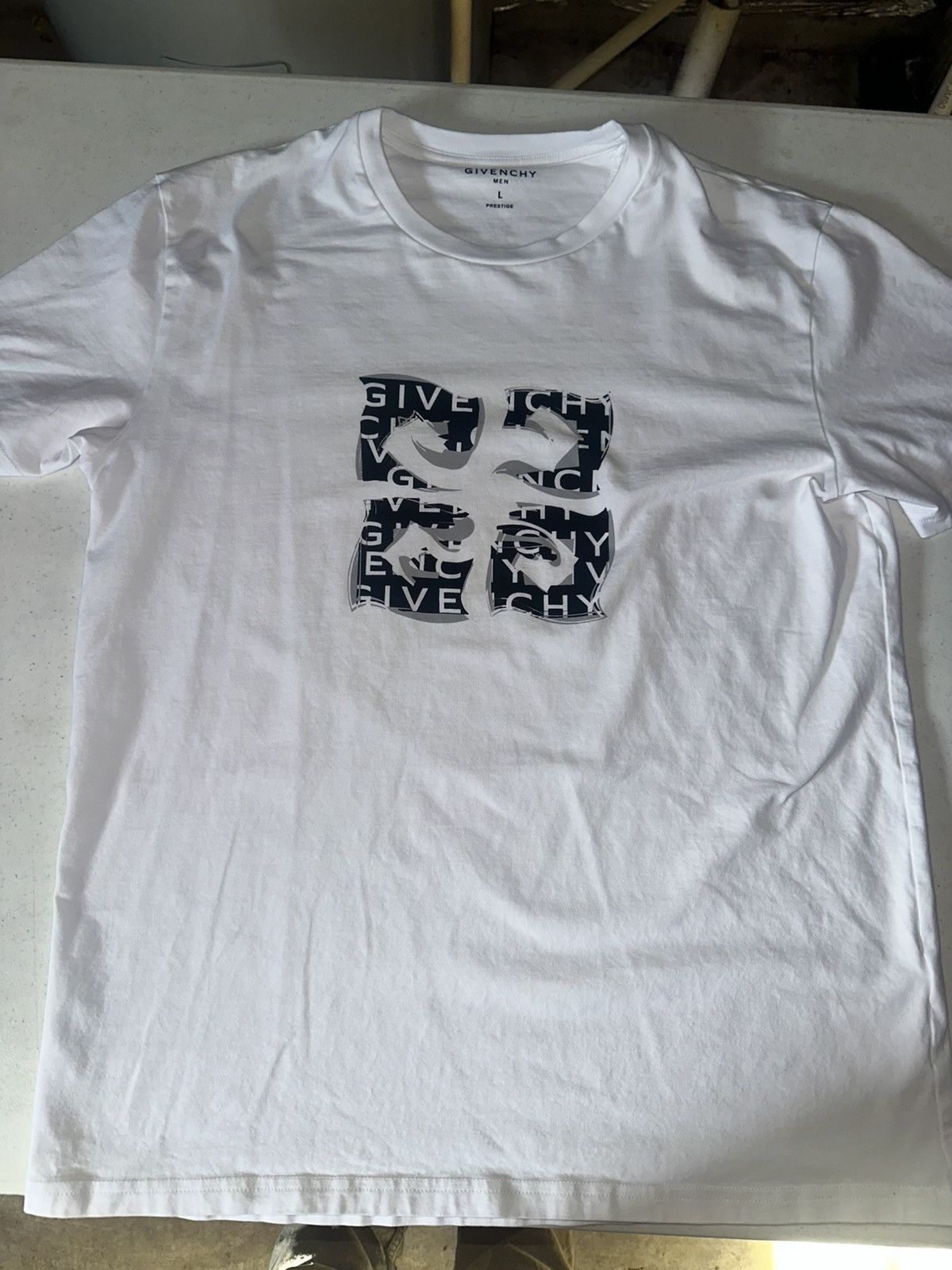 Designer Givenchy tee Size US L / EU 52-54 / 3 - 1 Thumbnail