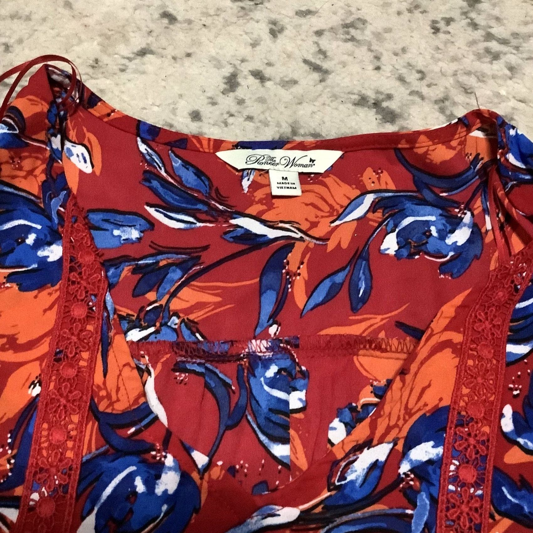Vintage Pioneer Woman Blouse Top Tunic M Red Floral Applique Short Flutter Sleeve V-Neck Pullover Chiffon Polyester Lightweight Casual Women's shirts Size M / US 6-8 / IT 42-44 - 3 Thumbnail