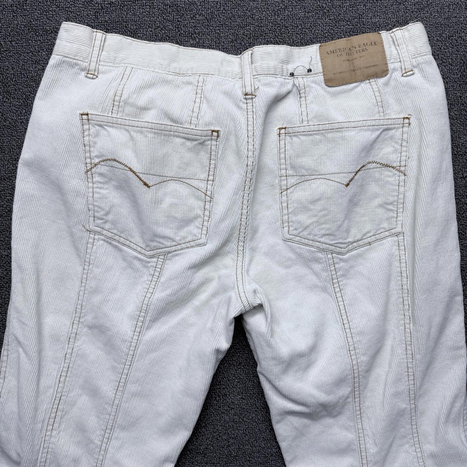American Eagle Outfitters American Eagle Cream Corduroy Flare Jean MidRise Y2K90’s 12R Size 34" / US 12 / IT 48 - 4 Thumbnail