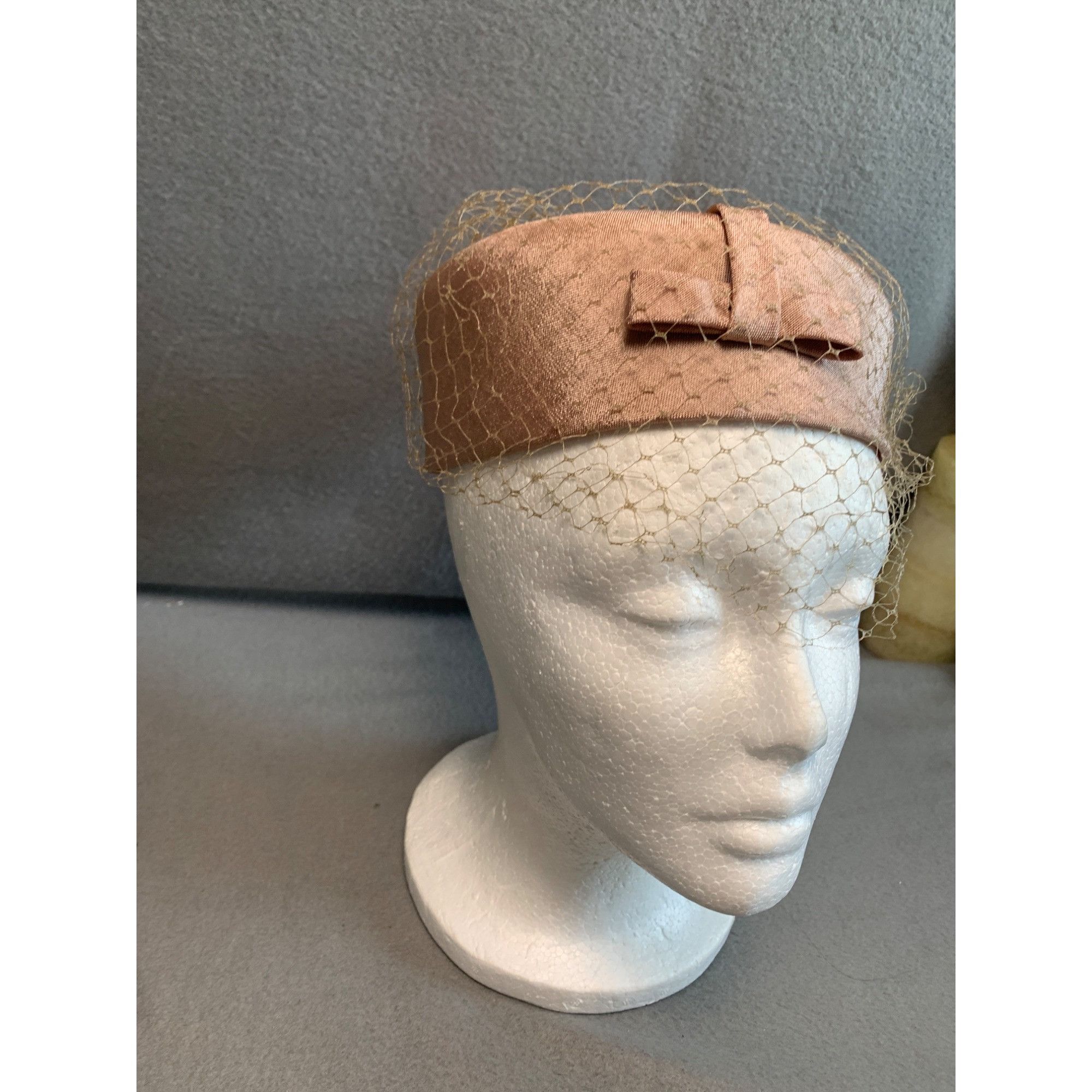 Vintage Vintage Pink Fascinator Hat with Veil & Bow Accent for Women Size ONE SIZE - 7 Thumbnail