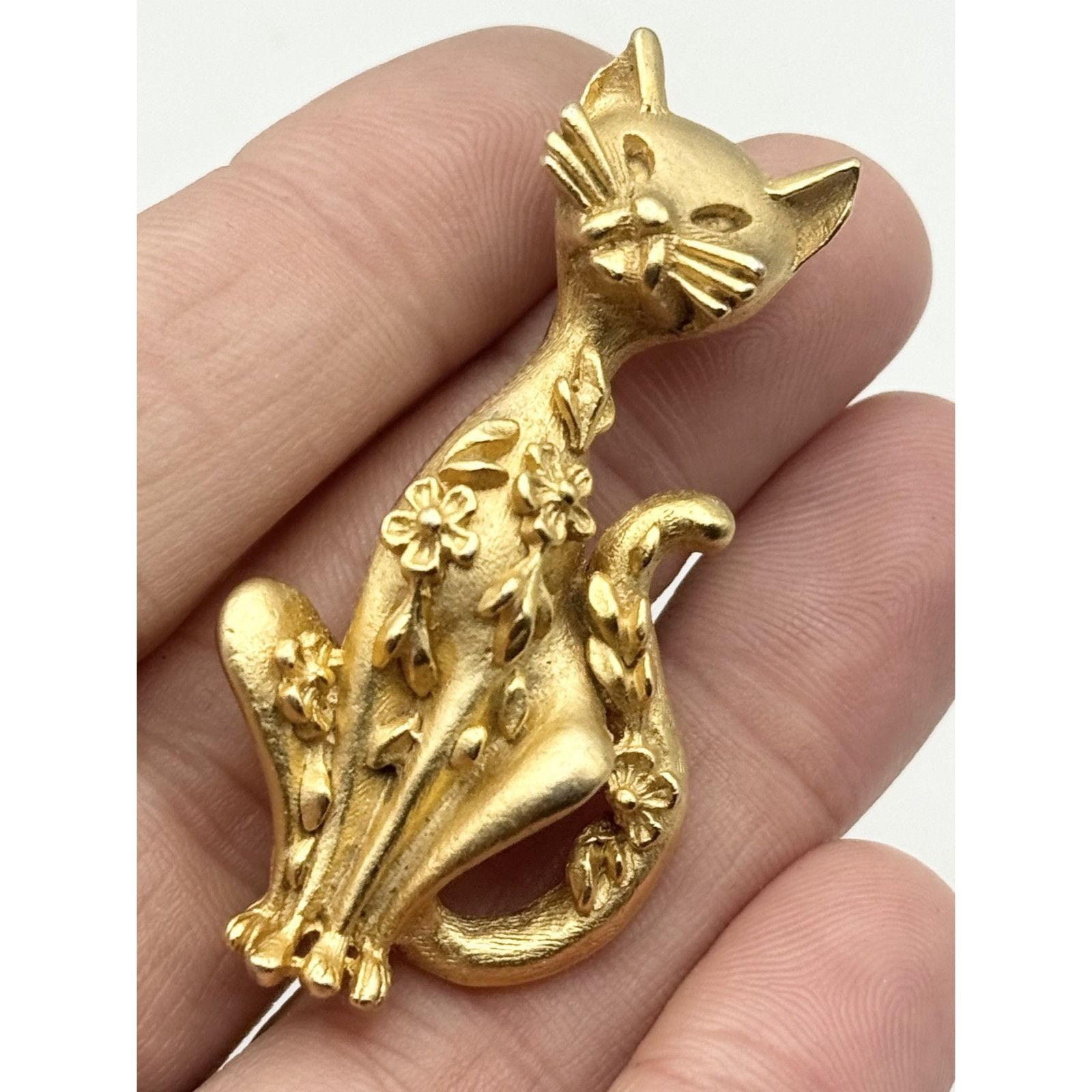 Vintage BSK floral gold tone figural cat kitten brooch pin Size ONE SIZE - 1 Thumbnail