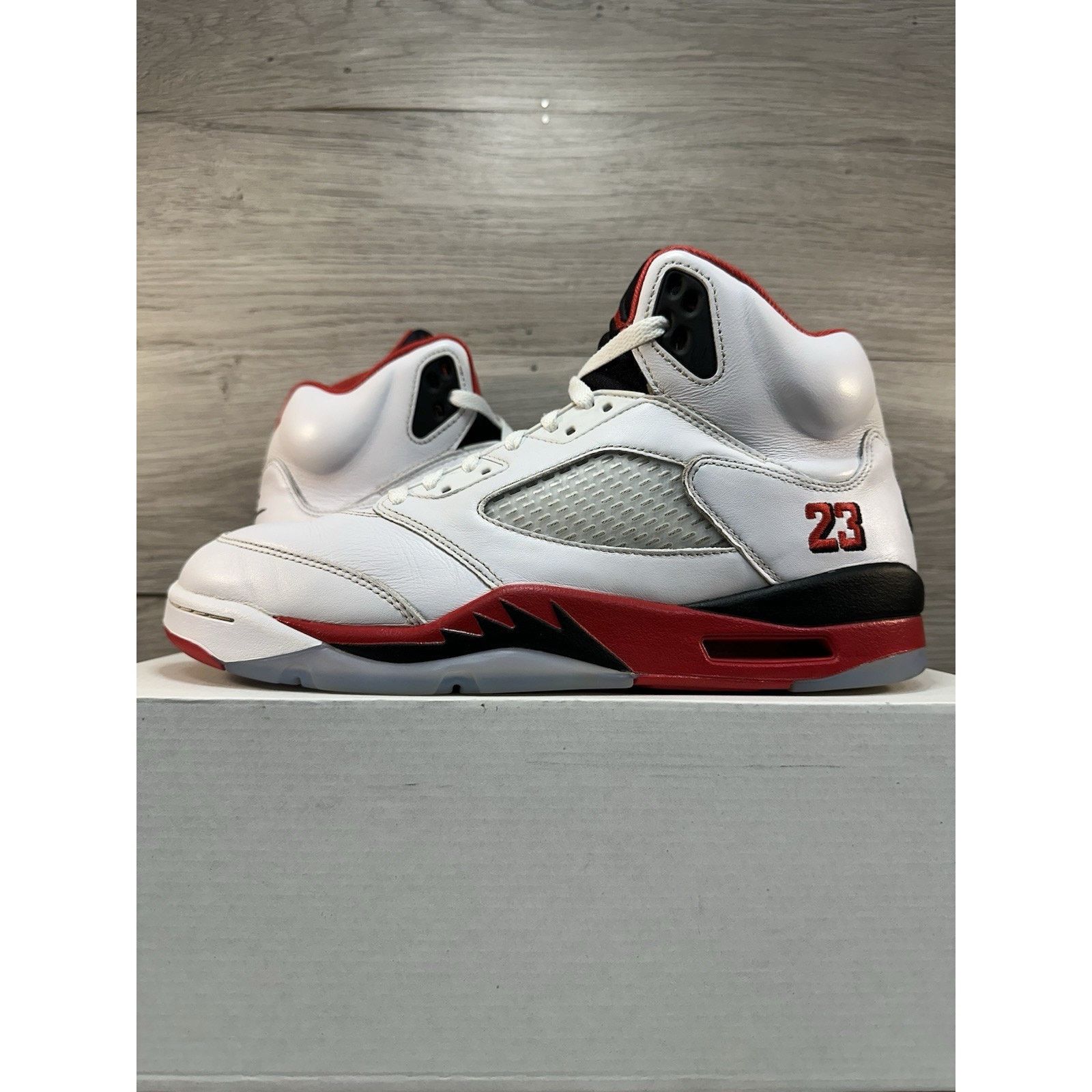 Jordan Brand Air Jordan 5 Retro Fire Red 2025 - Size 11 Size US 11 / EU 44 - 1 Thumbnail
