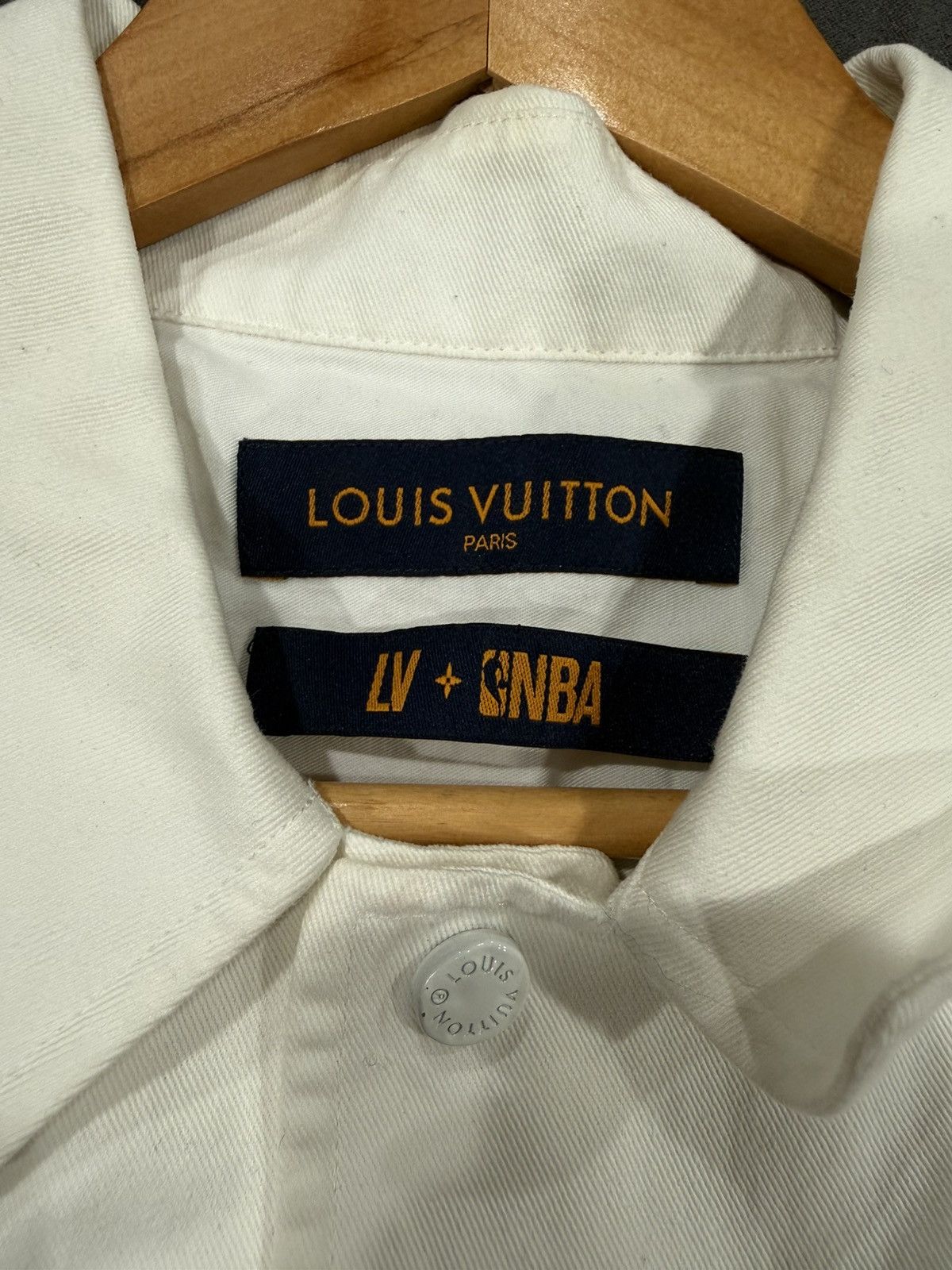 Louis Vuitton Louis Vuitton NBA Logo Shirt Size US L / EU 52-54 / 3 - 9 Thumbnail