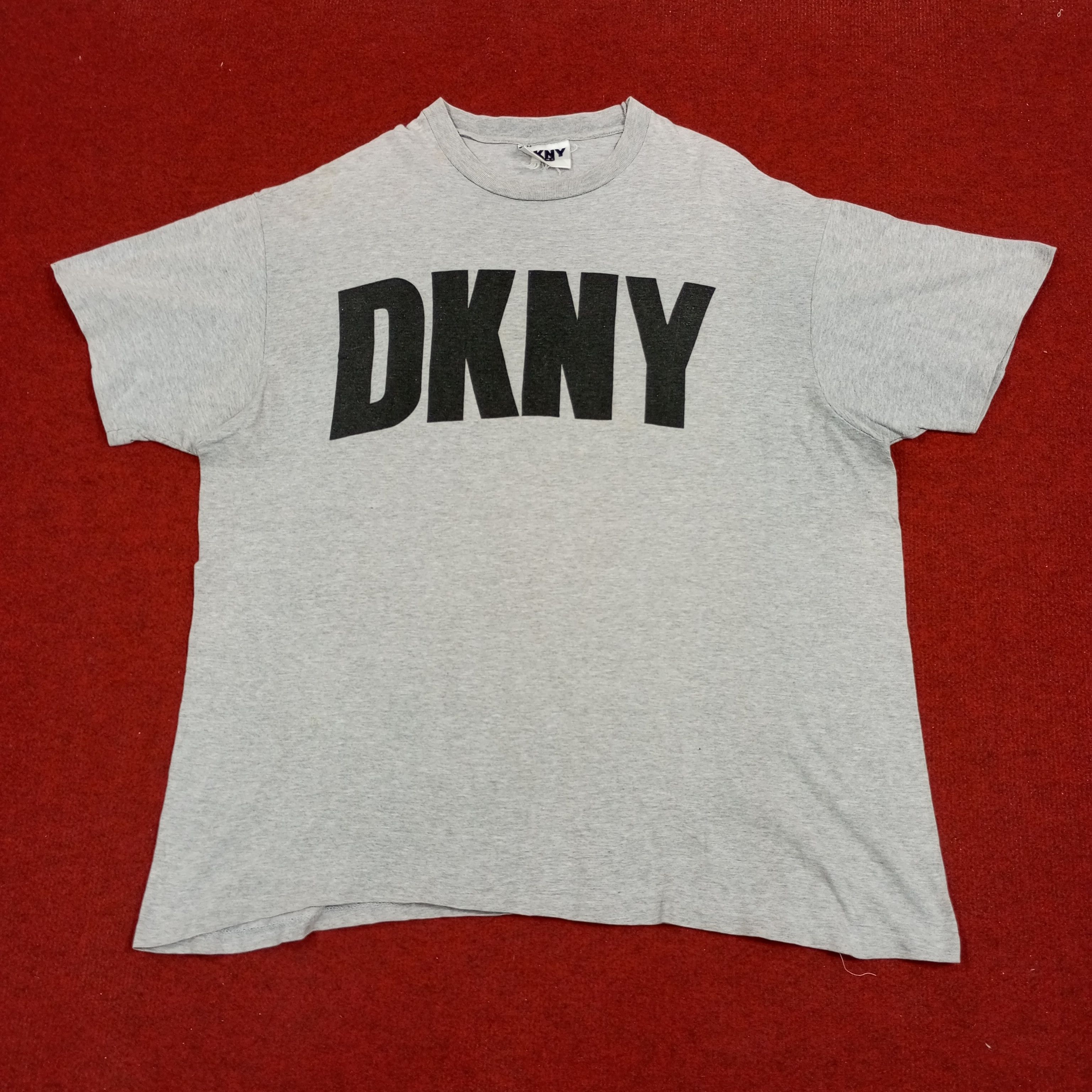 DKNY × Vintage DKNY Center Design Streetwear Style Vintage Tshirt Size US XL / EU 56 / 4 - 1 Thumbnail