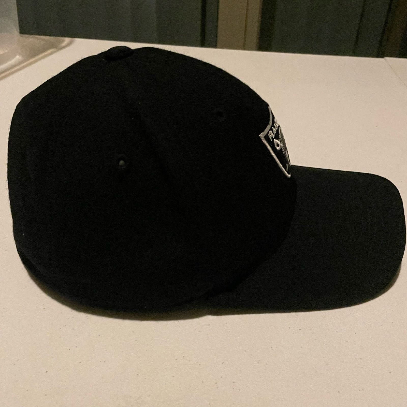 NFL × Nike Las Vegas Oakland Raiders NFL x Nike Team Fitted Size 7 1/8 Size ONE SIZE - 4 Thumbnail