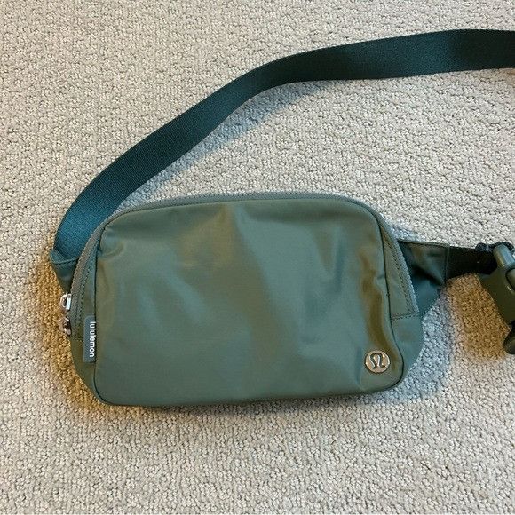 Lululemon New Lululemon Wear everywhere Belt Bag Green Size ONE SIZE - 3 Thumbnail